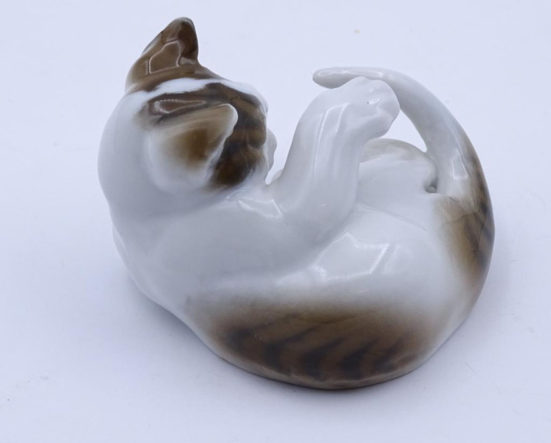 kl. spielende Katze "Rosenthal" bemalt, H-4 cm- - -22.61 % buyer's premium on the hammer priceVAT - Bild 3 aus 4