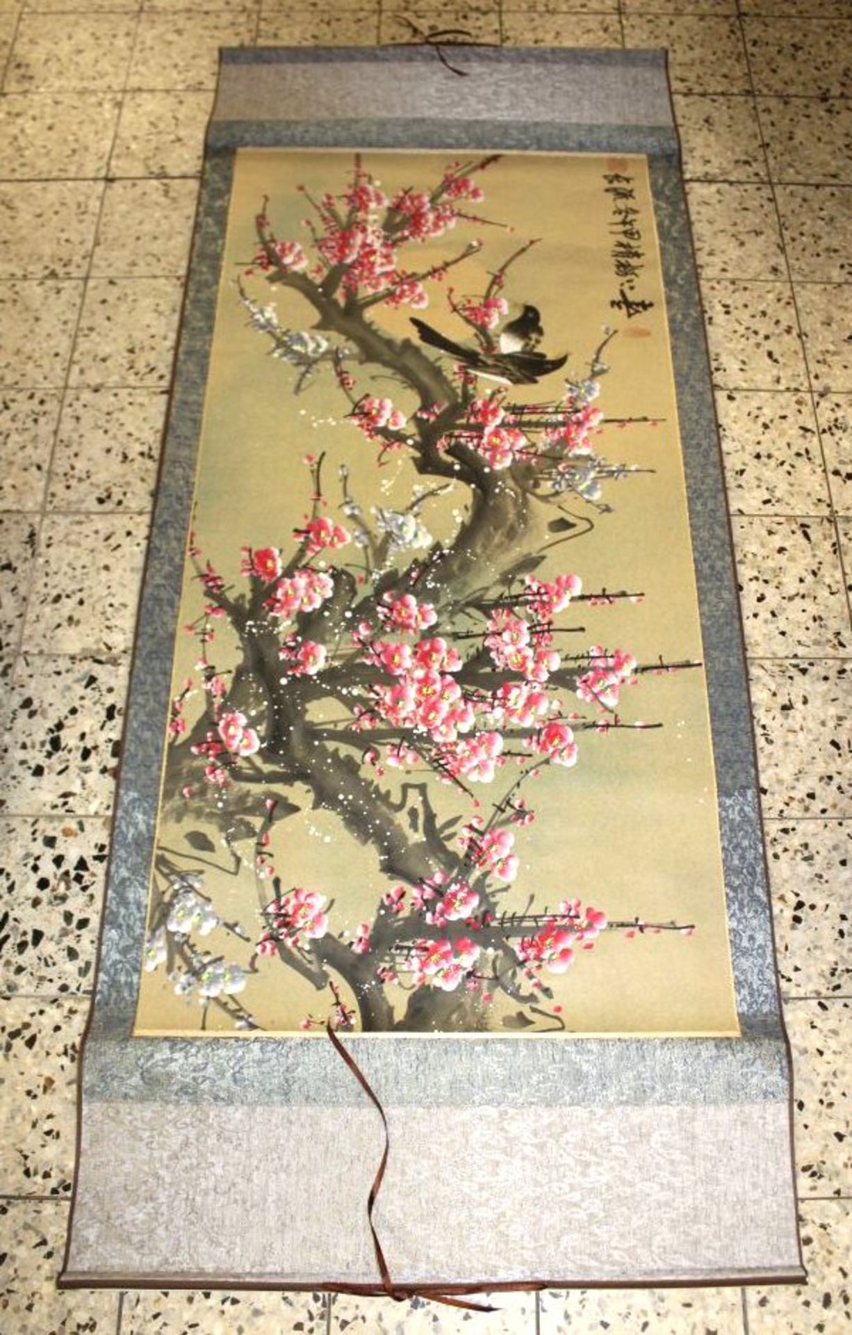 gr. Rollbild, China, Kirschblüten und Vögel, 180 x 73cm- - -22.61 % buyer's premium on the hammer