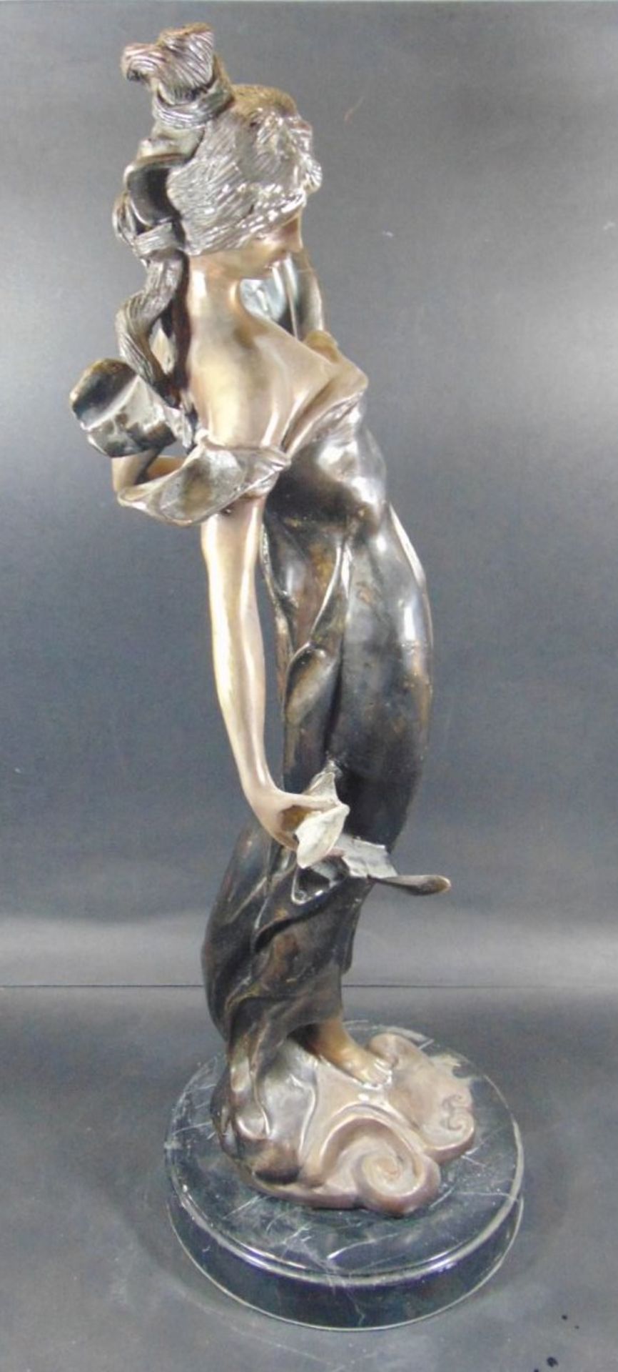 Bronze im Juggendstil, Mädchen, auf Marmorsockel, H-67 cm, 10,93 k- - -22.61 % buyer's premium on - Bild 5 aus 6