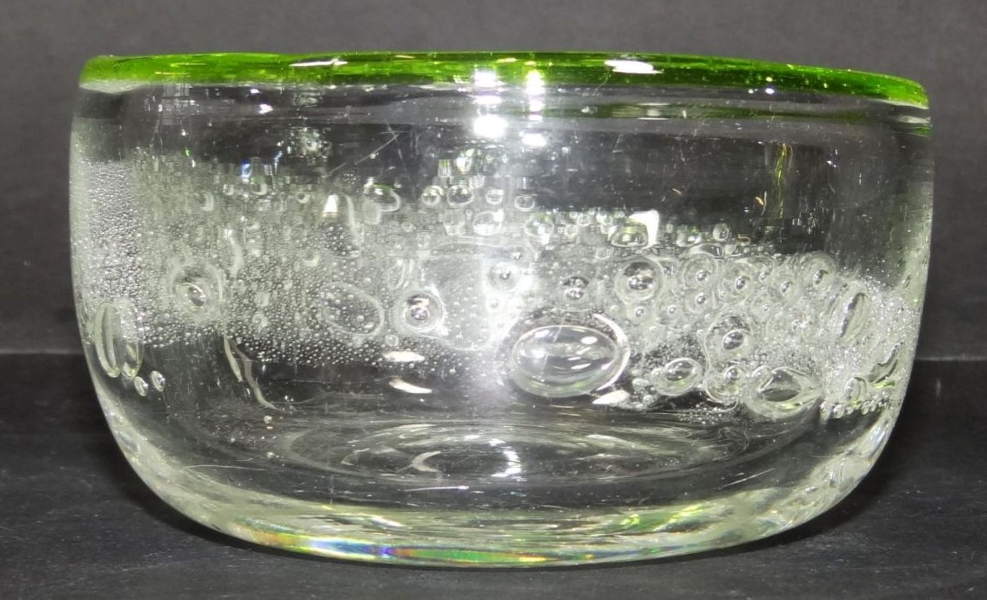 Kunstglasschälchen mit Luftblasen, grüner Rand, H-6 cm, D-10- - -22.61 % buyer's premium on the