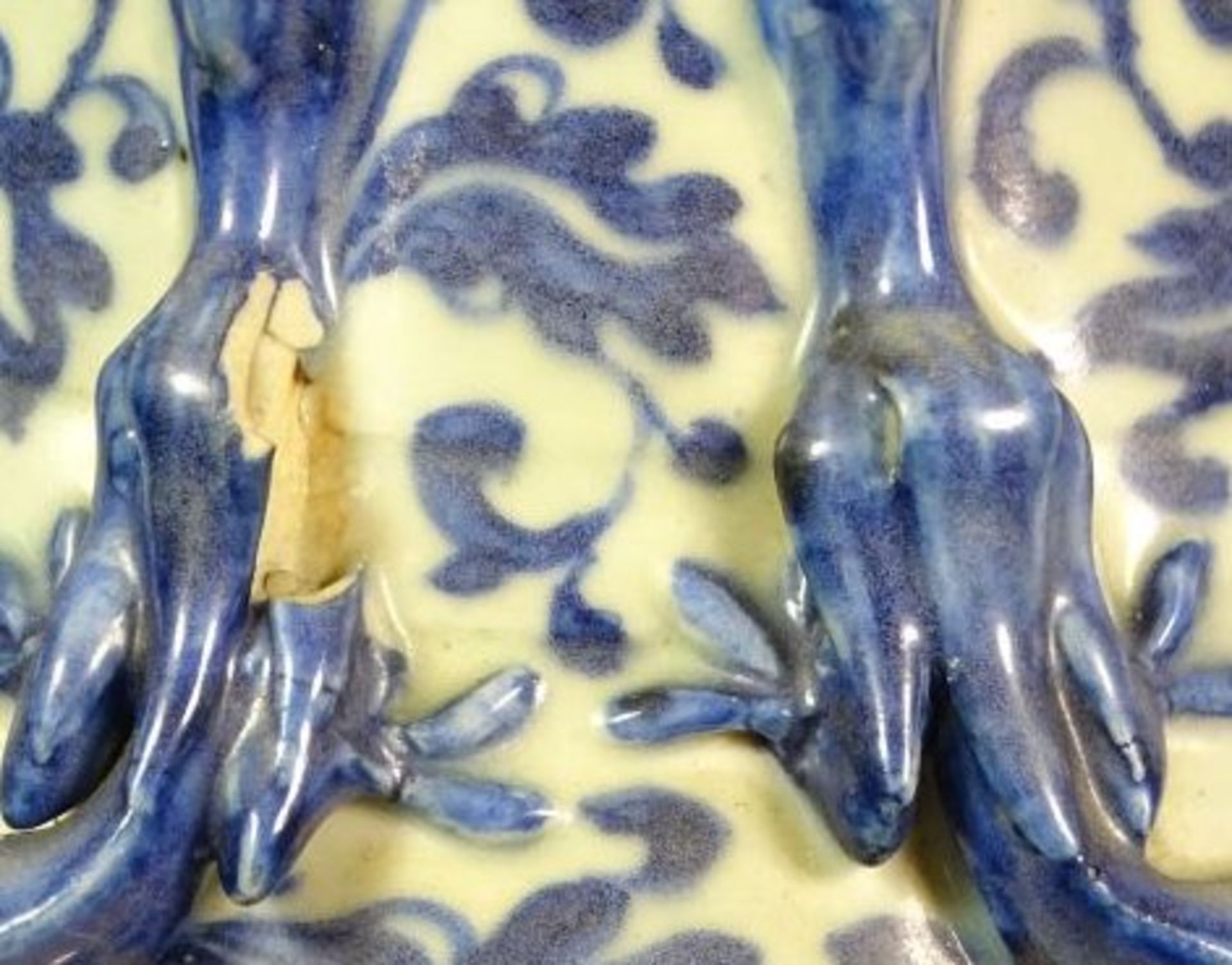 hohe Vase, wohl China, Löwen als Handhaben, sowie plast. Echsen, blaues Dekor, 1x Echse bestossen - Bild 6 aus 8