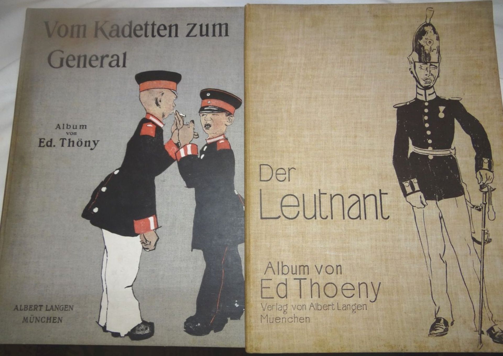 2x gr. Karikaturen-Alben von Ed.Thoeny um 1905, Militär, 38x28 c- - -22.61 % buyer's premium on
