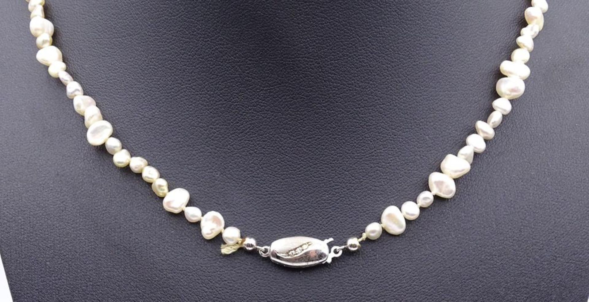 Süßwasser Perlen Halskette mit einer 585er WG Schließe mit Diamanten,ca.L- 40cm, ges.Gew.13,1g- - - - Bild 2 aus 4