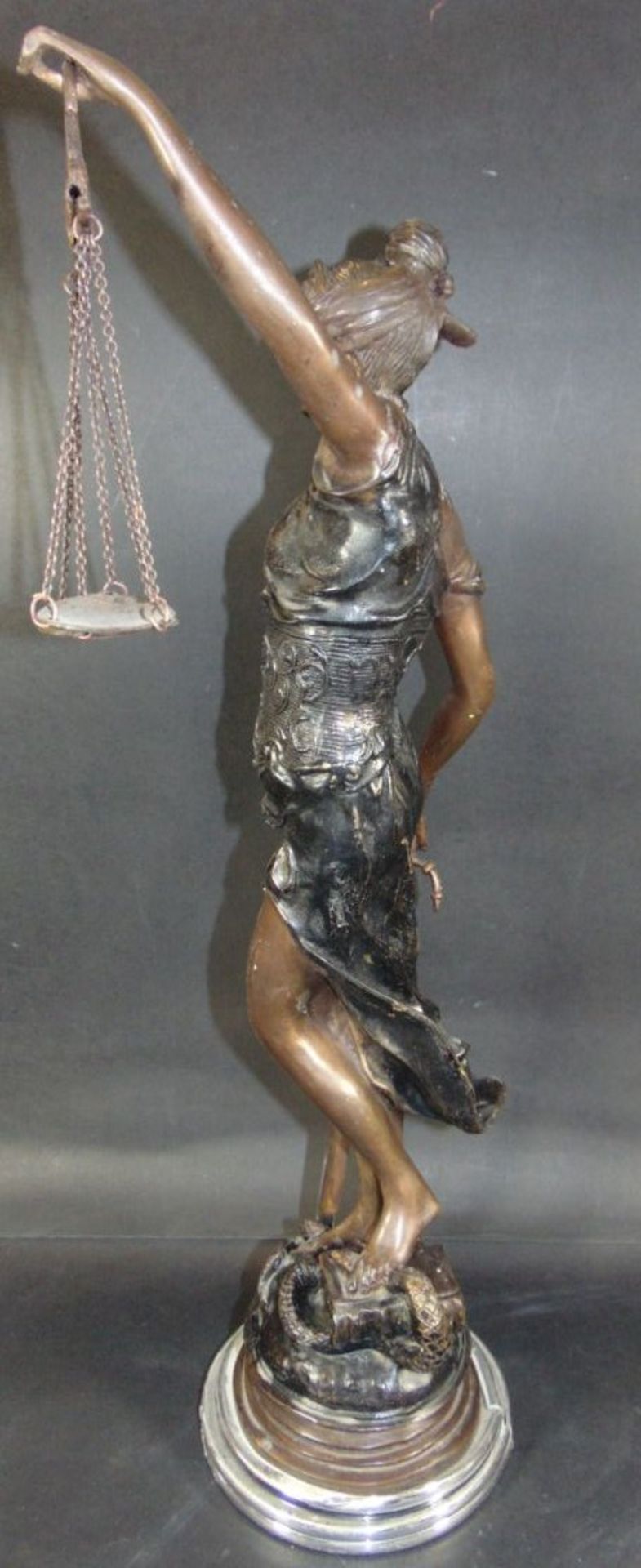 hohe Bronze "Justitia" H-56 cm, Sockel tw. verchromt, undeutl. signiert, 5,8 kg- - -22.61 % buyer' - Bild 4 aus 9