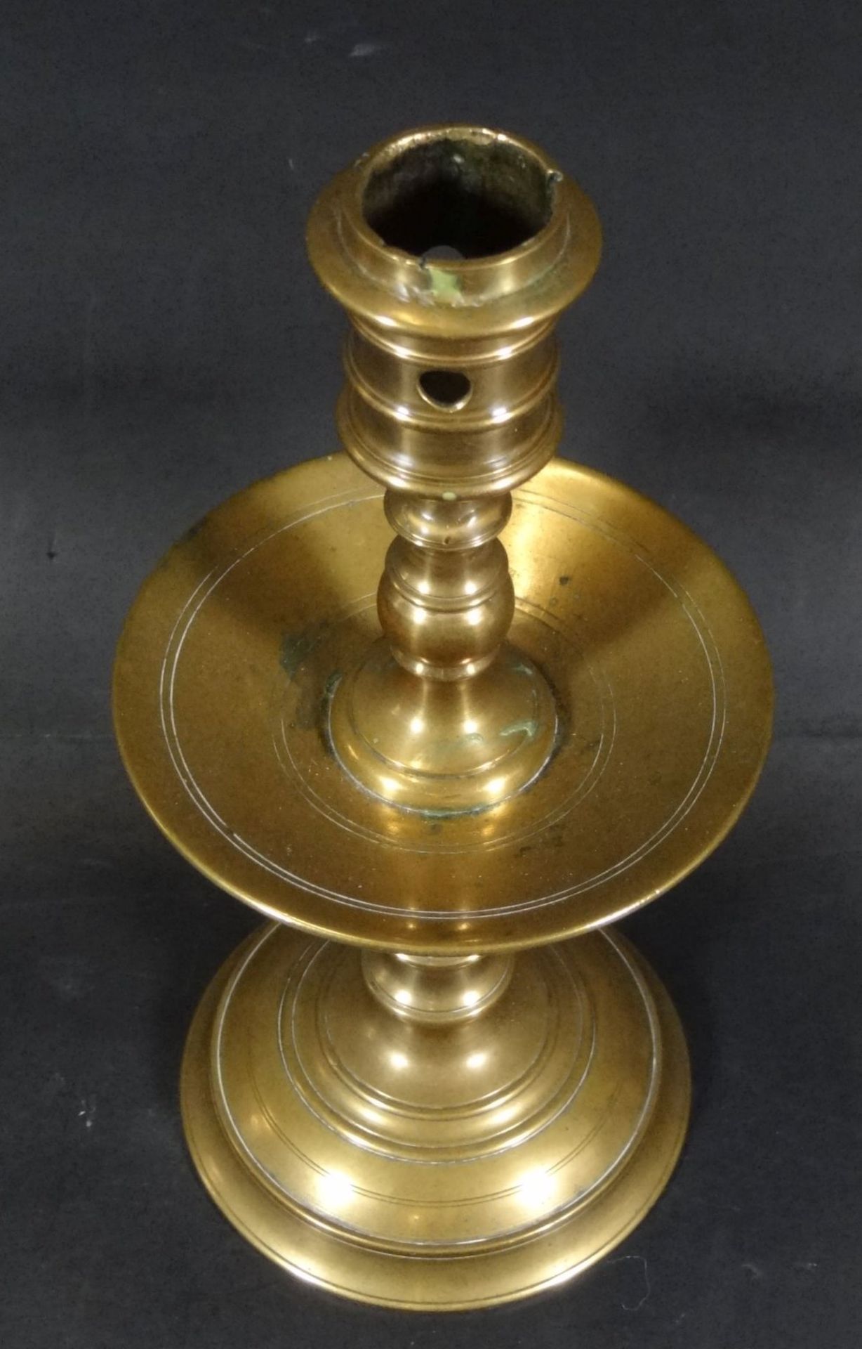 schwerer Bronze-Kerzenhalter mit Auffangschale, H-20 cm- - -22.61 % buyer's premium on the hammer - Bild 2 aus 3