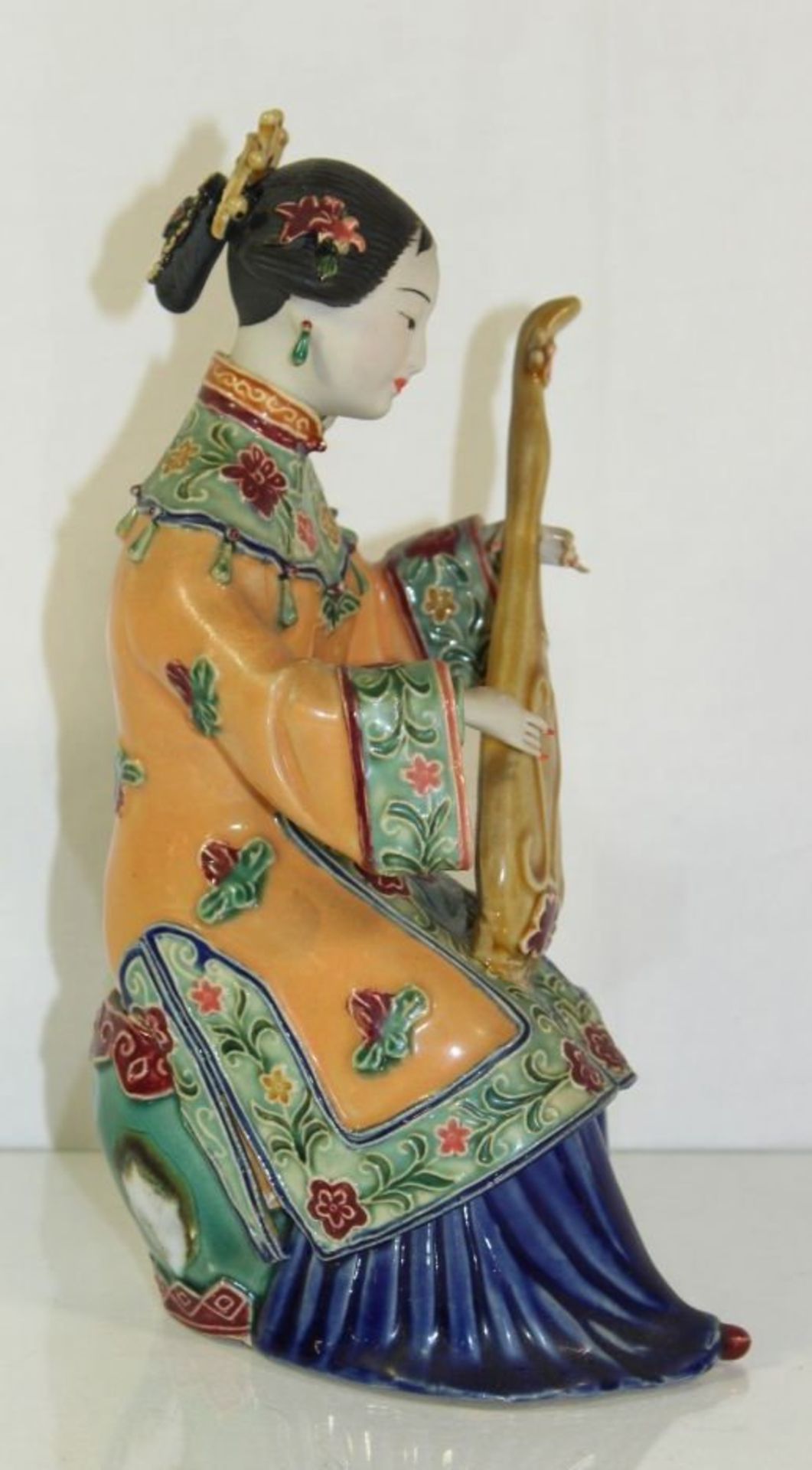 Figur, chinesische Musikerin, gemarkt, leider mehrfach bestossen, H-24cm.- - -22.61 % buyer's - Bild 2 aus 9