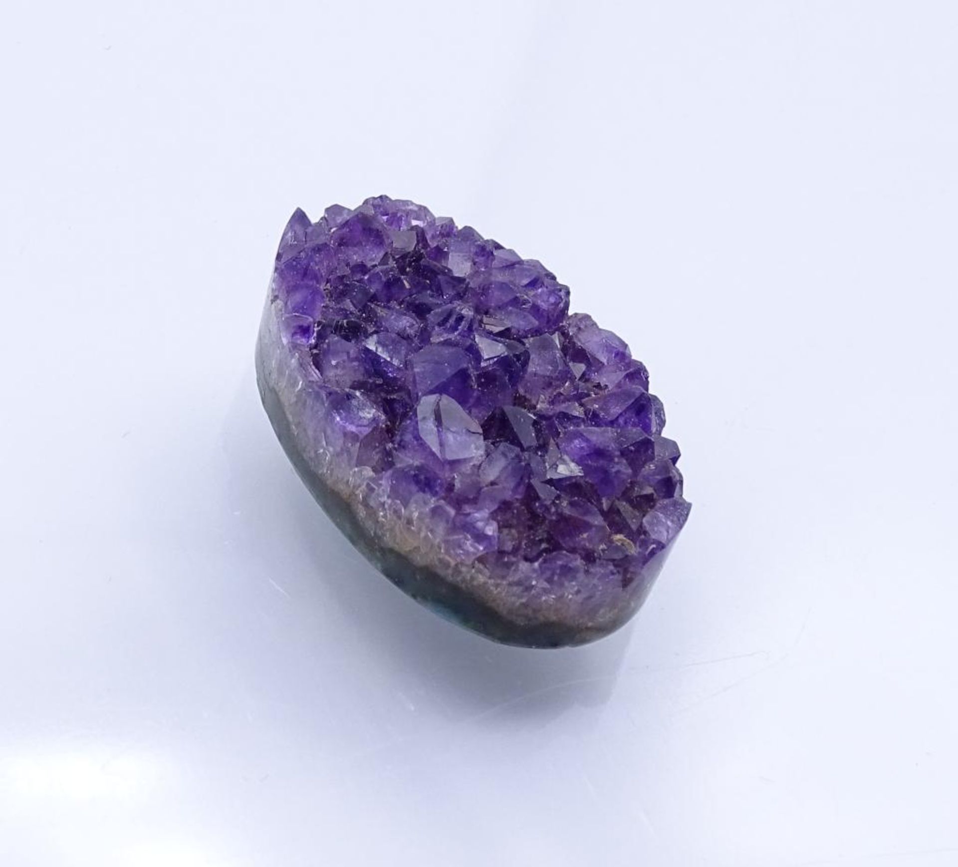 Amethyst-Druse 38,5 x 24,5 mm, 19,5 g- - -22.61 % buyer's premium on the hammer priceVAT margin - Bild 2 aus 4