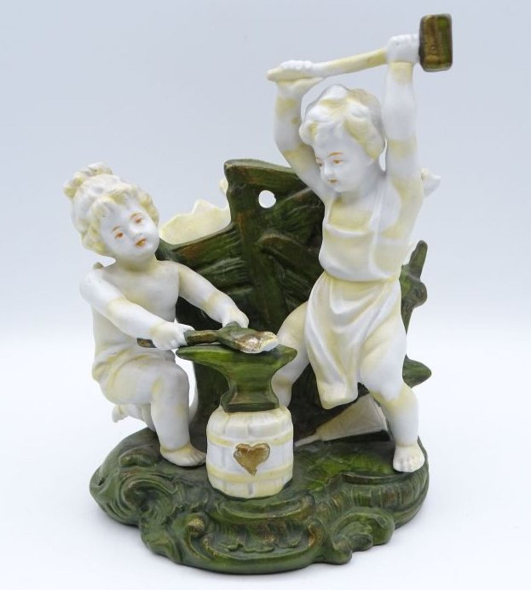figürliche Vase, Putti-Darstellungen, wohl um 1900, an den Flügeln bestossen, 1x Flügel anbei, H-