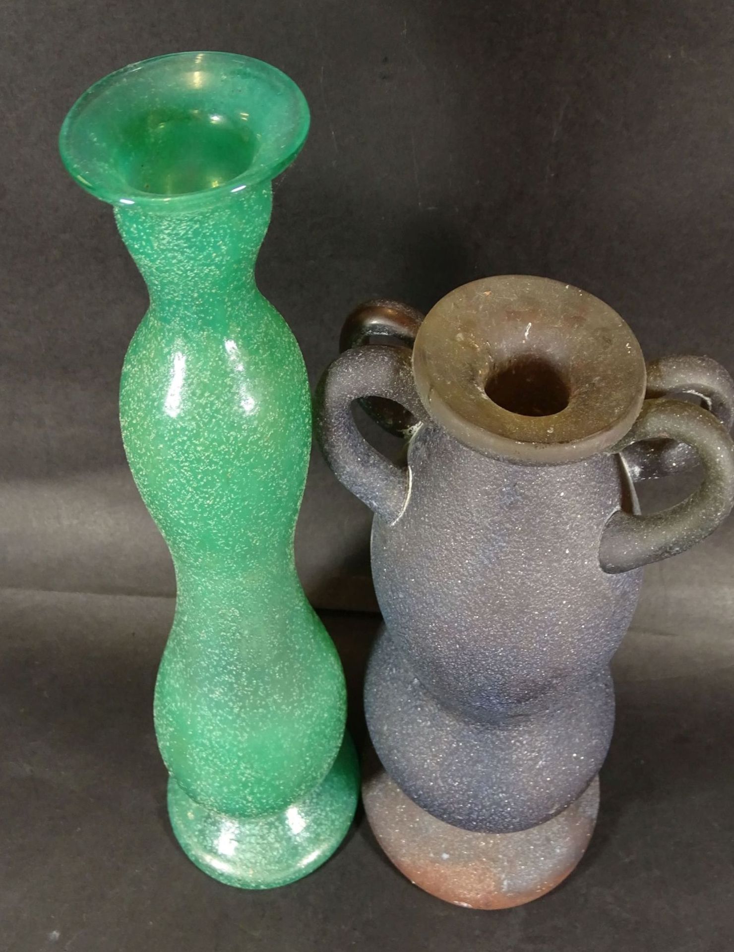 2x Kunstglas-Vasen, Handarbeit, H-23 und 29,5 cm- - -22.61 % buyer's premium on the hammer - Bild 2 aus 4