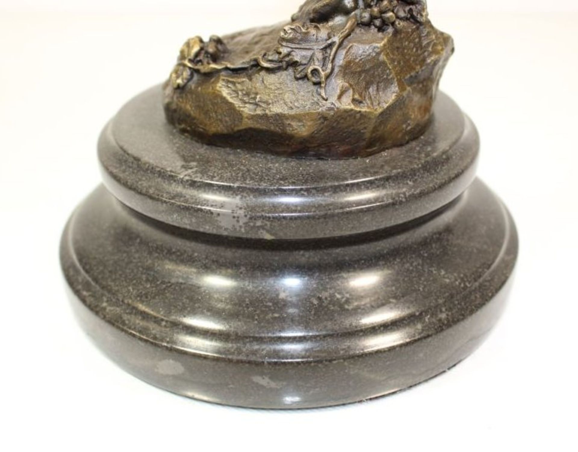 Bronzefigur 'Weiblicher Akt', Bronze, patiniert, auf Marmorsockel montiert, signiert Pierre - Bild 4 aus 6