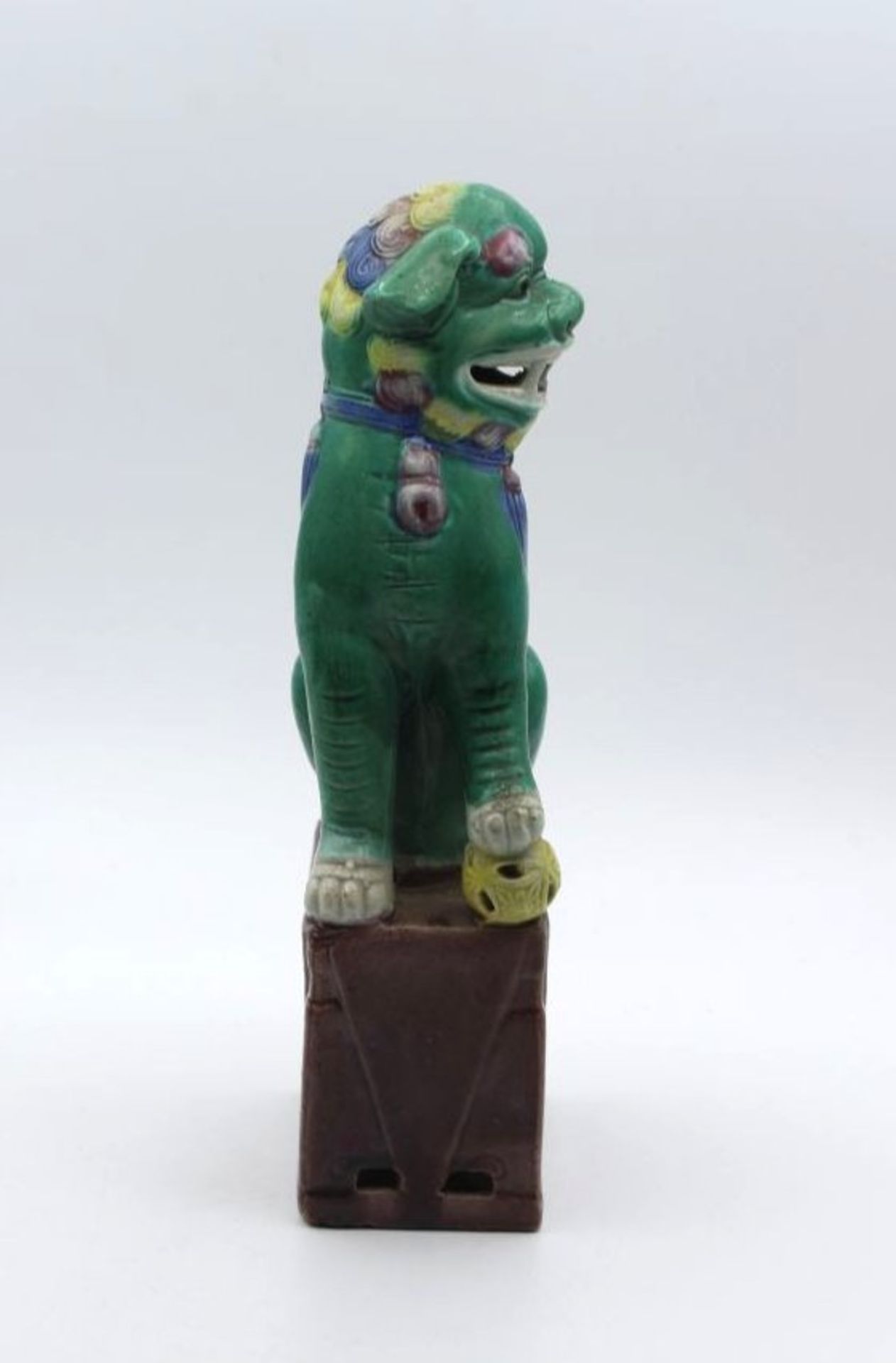 Fu-Hund, China, polychr. Bemalung in Unterglasurfarben, H-22cm.- - -22.61 % buyer's premium on the - Bild 2 aus 4
