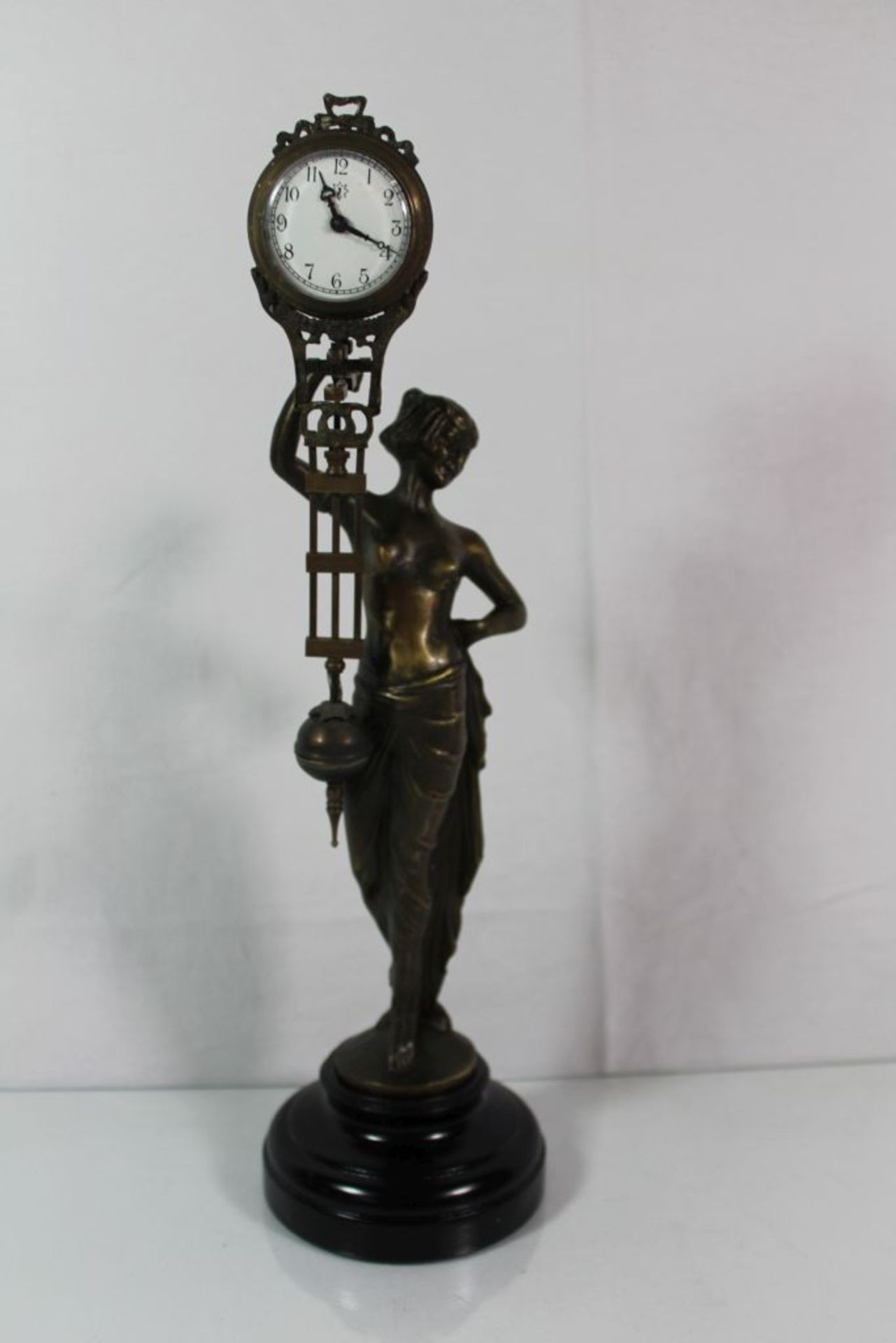 Figurenuhr, weibl. Halbakt, Metallguss bronziert, 20. Jhdt., Werk läuft kurz an, H-37cm.- - -22.61 %