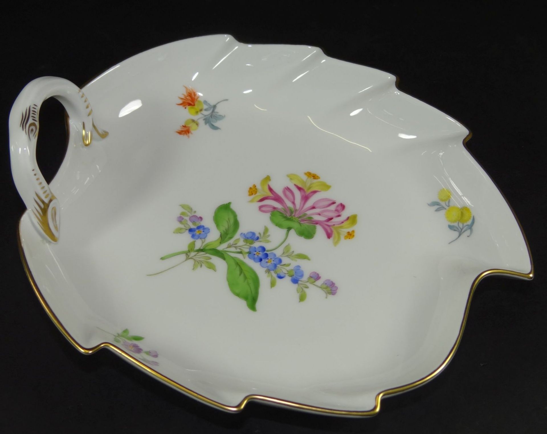 Blattschale "Meissen" Blumenmalerei, Schwertermarke, 1.Wahl, 17x19 cm- - -22.61 % buyer's premium on