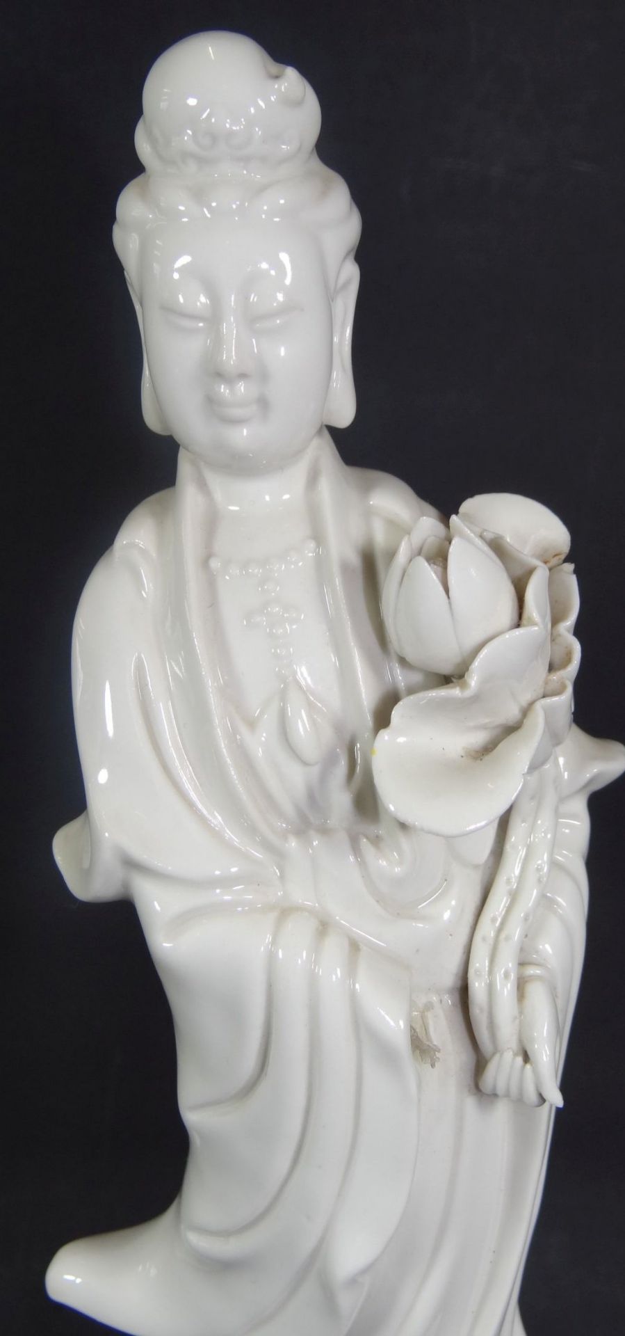 Guanyin, China,wohl Anfang 20. Jhd?., Blanc de chine, auf Lotusblumen stehende Göttin, weiss, H-27,5 - Image 6 of 10