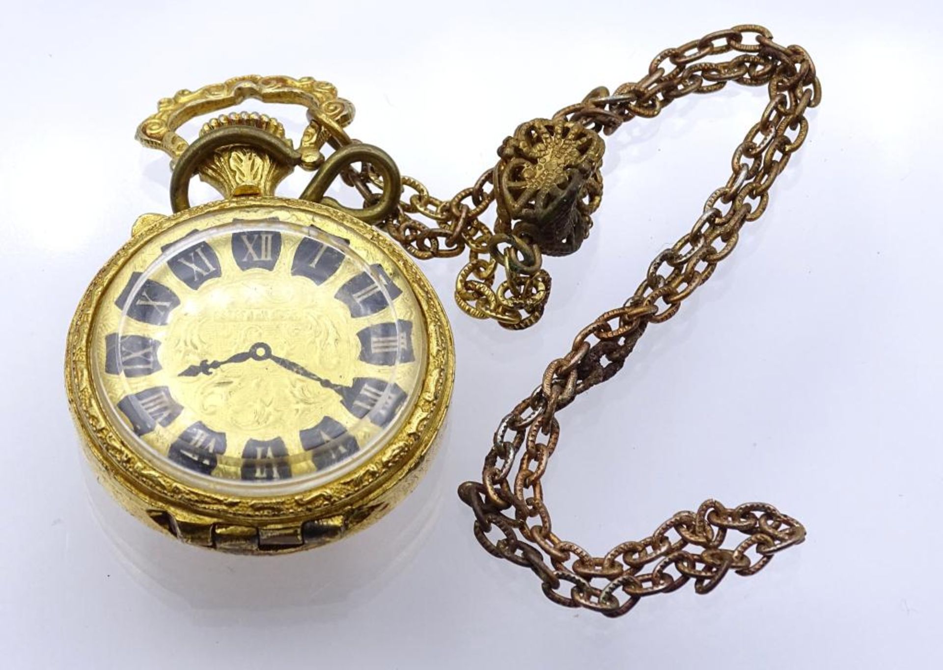 Aufbewahrungsdose in Form einer Damen Taschenuhr,Zifferblatt aufbemalt, vergoldet,innen gemarkt