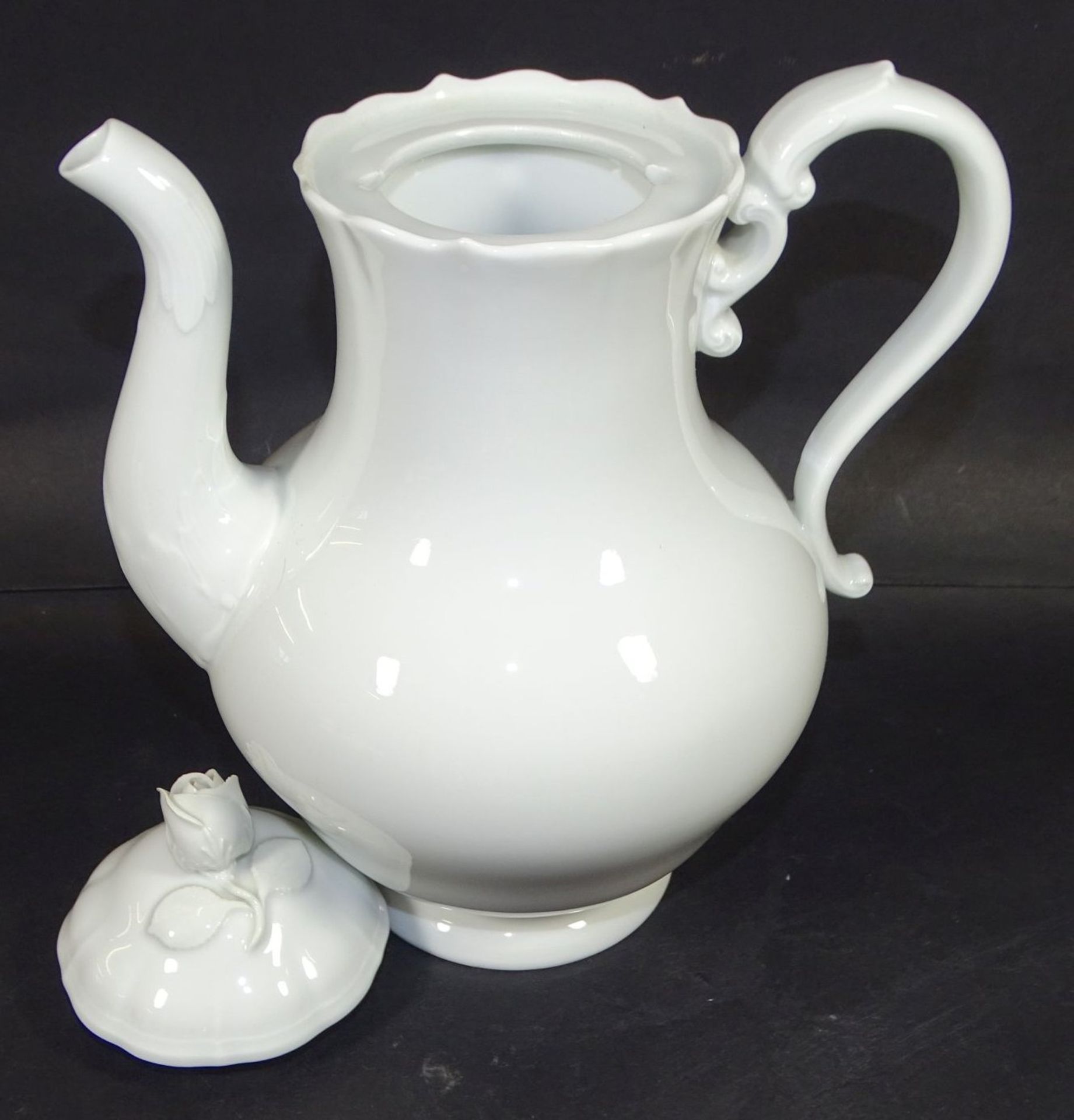 gr. Kaffeekanne "Meissen", weiss, Deckelrose bestossen, H-23 cm, Schwertermarke durchschliffen und - Bild 5 aus 6