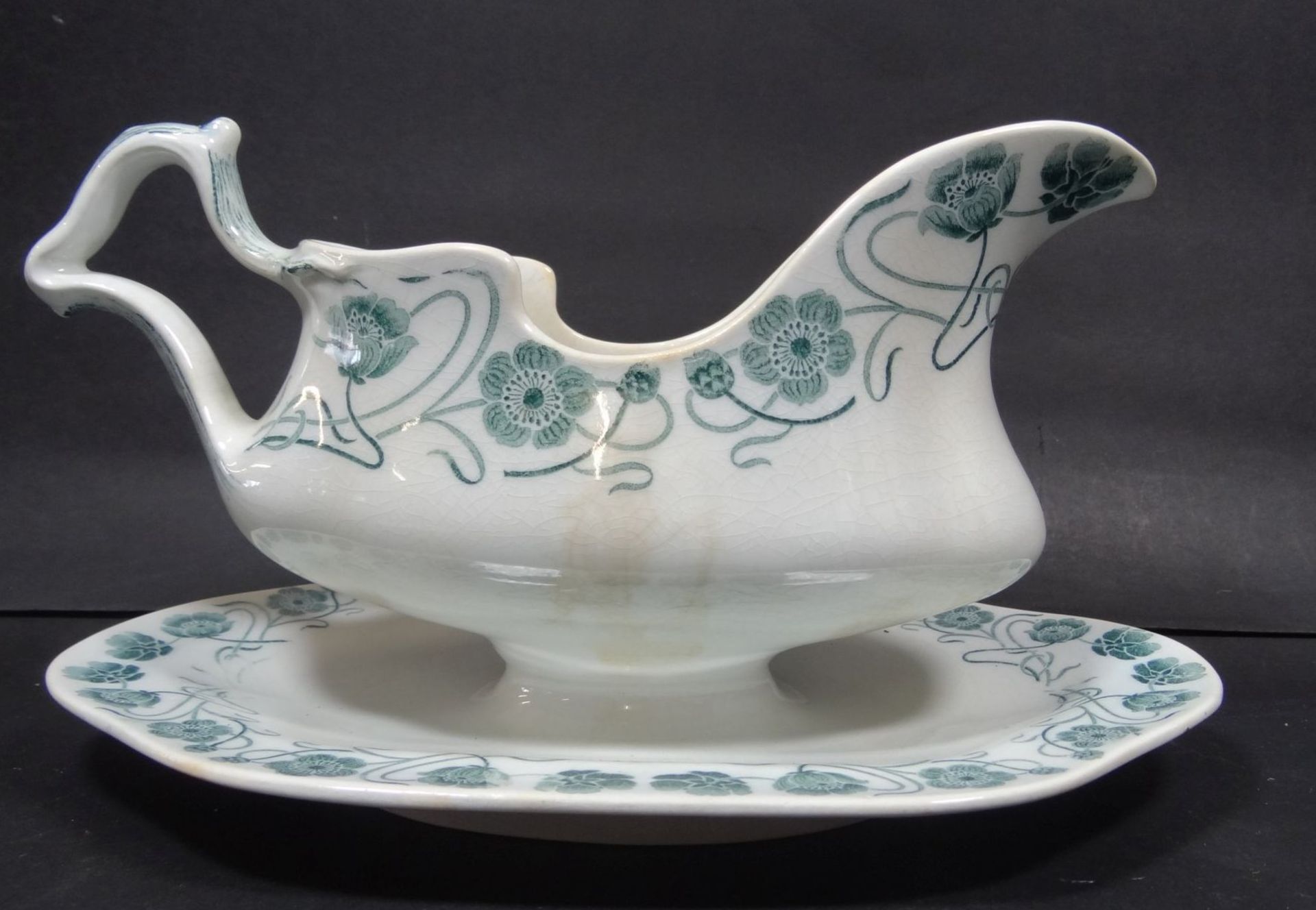 Sauciere um 1880 "Villeroy&Boch" Mettlach, Dekor Emma, Glasurflecken, H-12 cm, L-22 cm- - -22.61 %