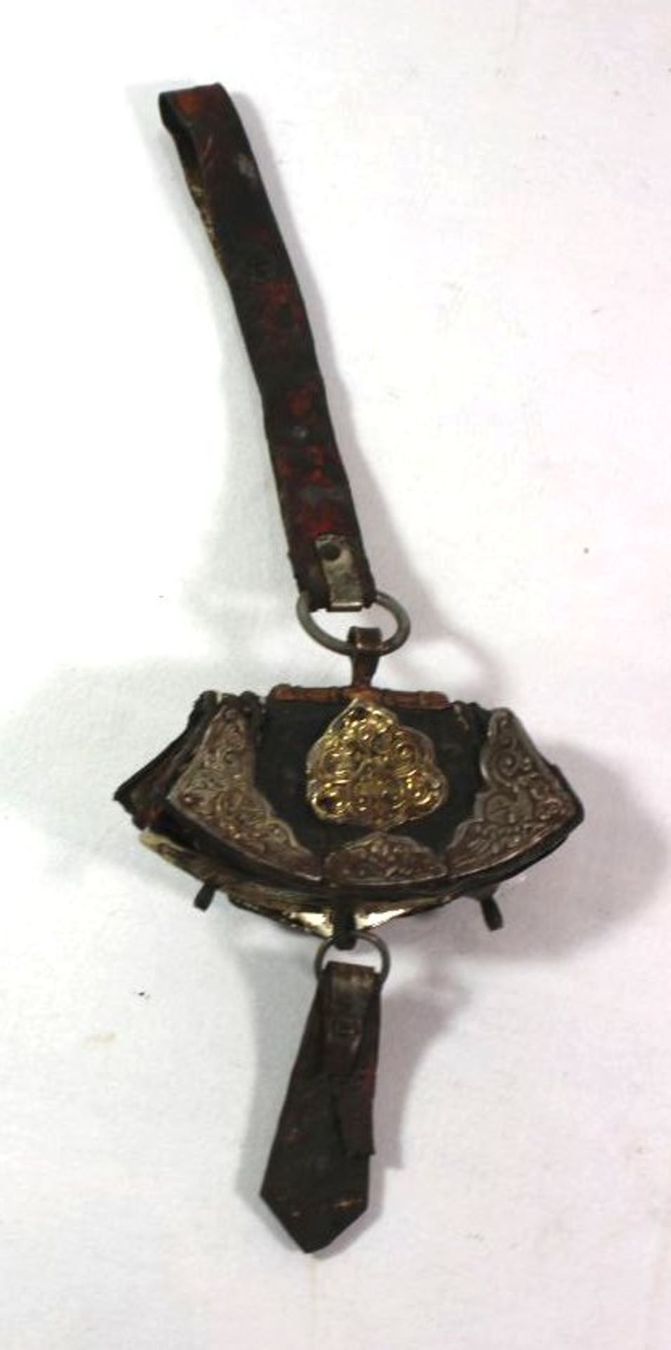 Tasche mit Steinbesatz,Tibet, wohl 19. Jhdt.. Leder, Kupfer/Bronze, Alters-u. Gebrauchsspuren, mit - Bild 4 aus 5