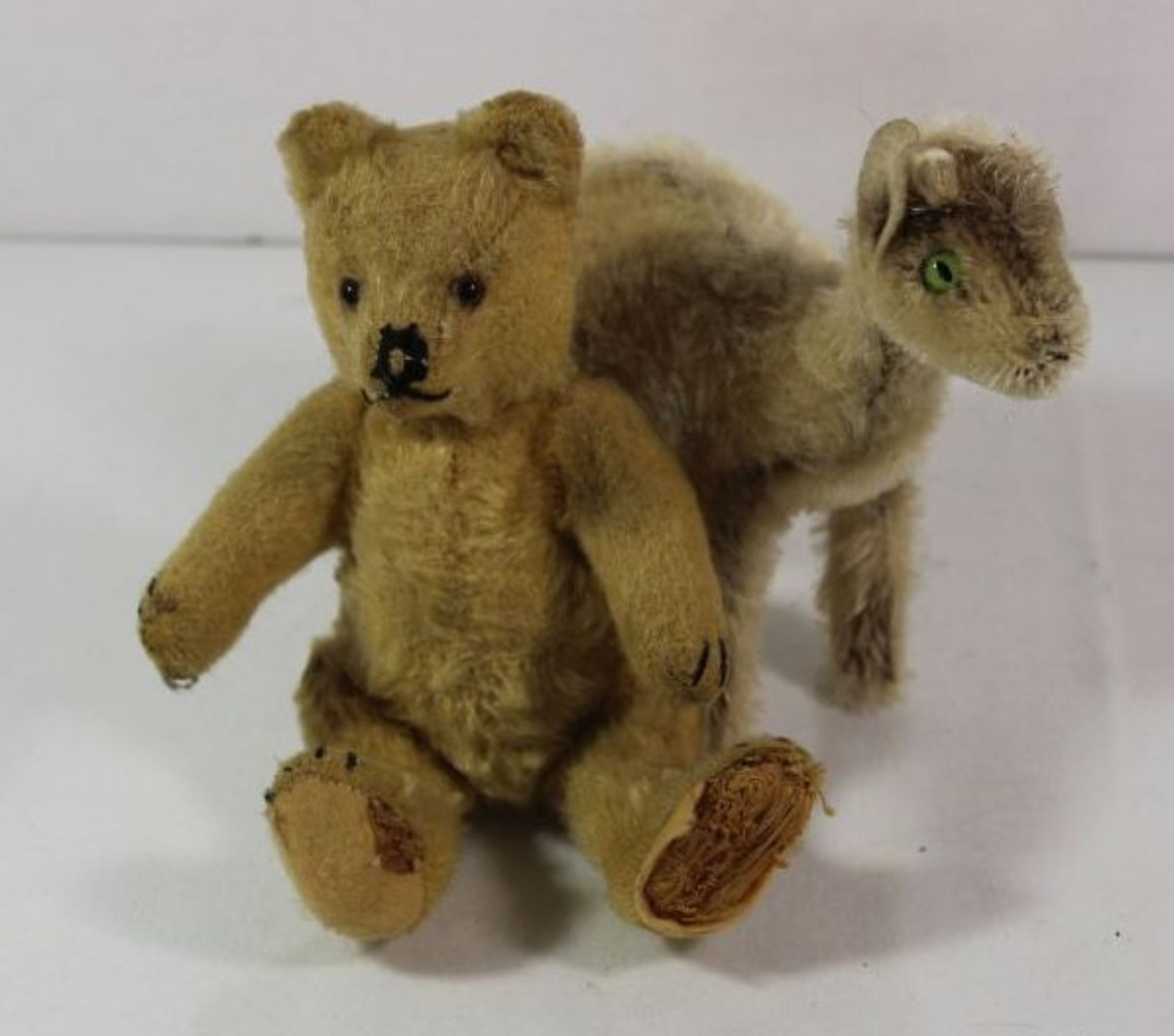 kl. alter Teddy und Steiff-Steinbock, je in stark bespielter Erhaltung, H-17cm und 13cm.- - -22.61 %