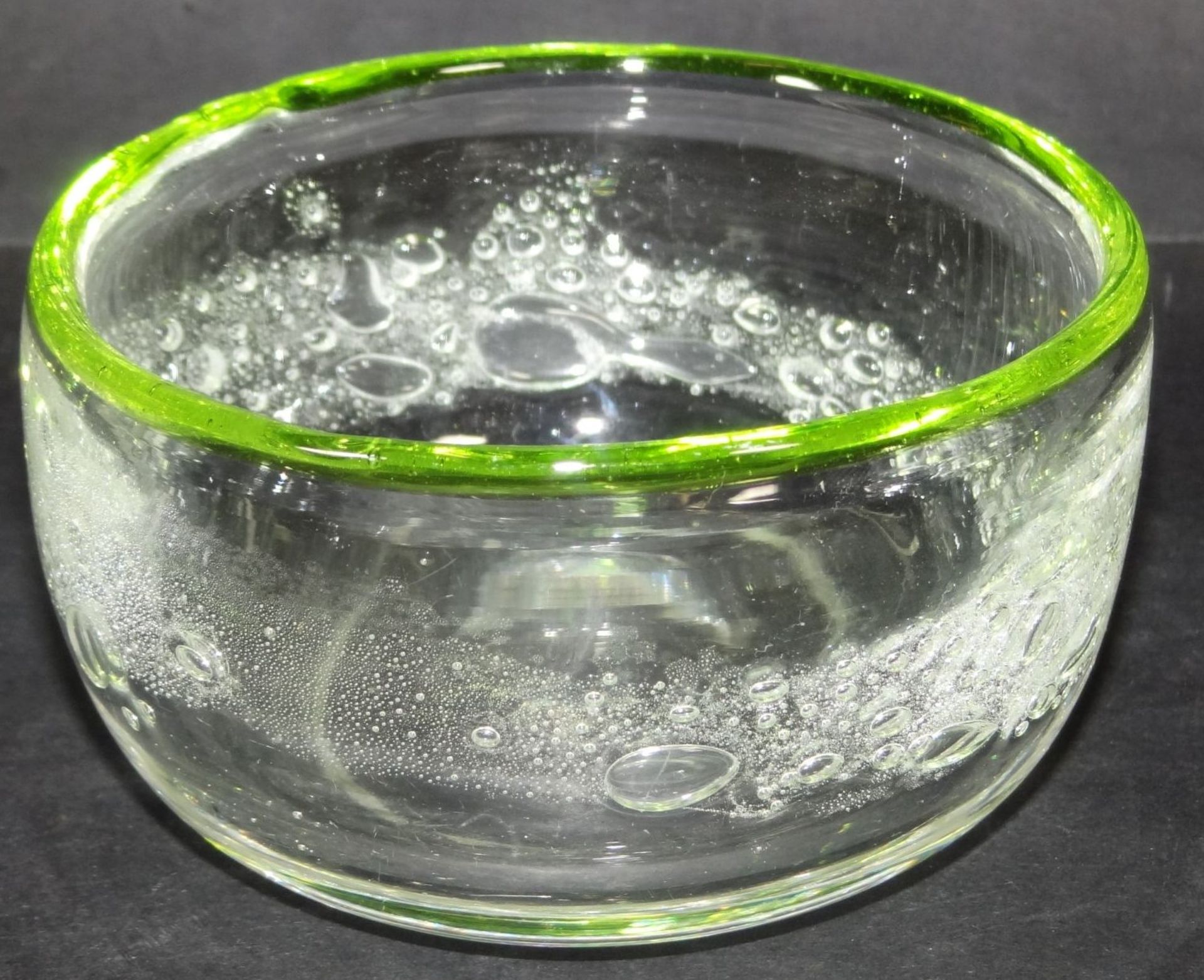 Kunstglasschälchen mit Luftblasen, grüner Rand, H-6 cm, D-10- - -22.61 % buyer's premium on the - Bild 3 aus 6
