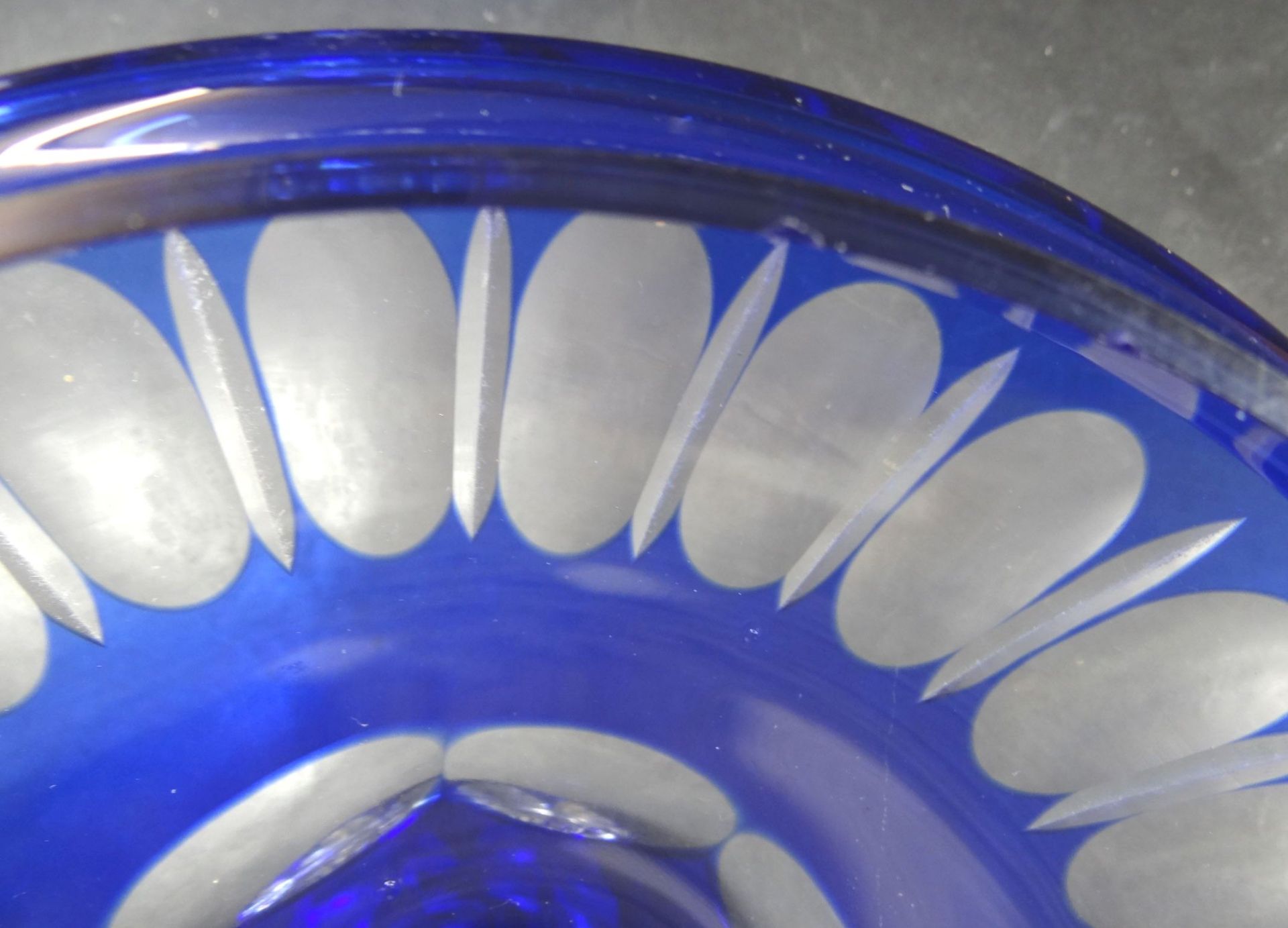 Kristall-Vase blau überfangen und mit Schliff, wohl Nachtmann, H-16 c- - -22.61 % buyer's premium on - Bild 7 aus 7