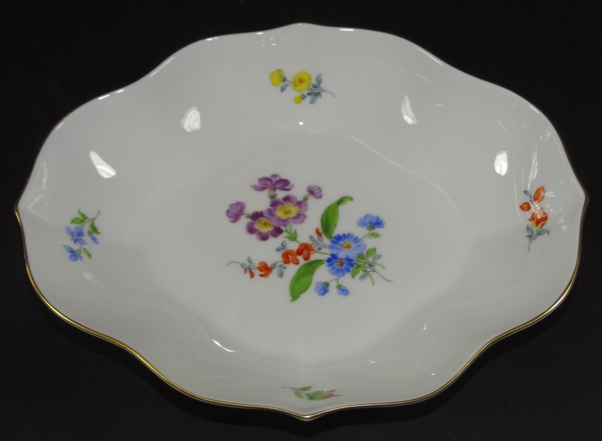 ovale Konfektschale mit 6 kl. Schälchen "Meissen" Streublumen, 19x15 und 10x8 cm, , 1.Wahl, um 1930, - Image 2 of 6