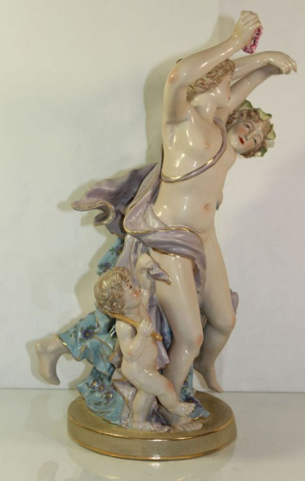hohe Figurengruppe in antikem Stil, gemarkt. 20. Jhdt., polychr. Bemalung in Unterglasurfarben, H- - Bild 2 aus 7