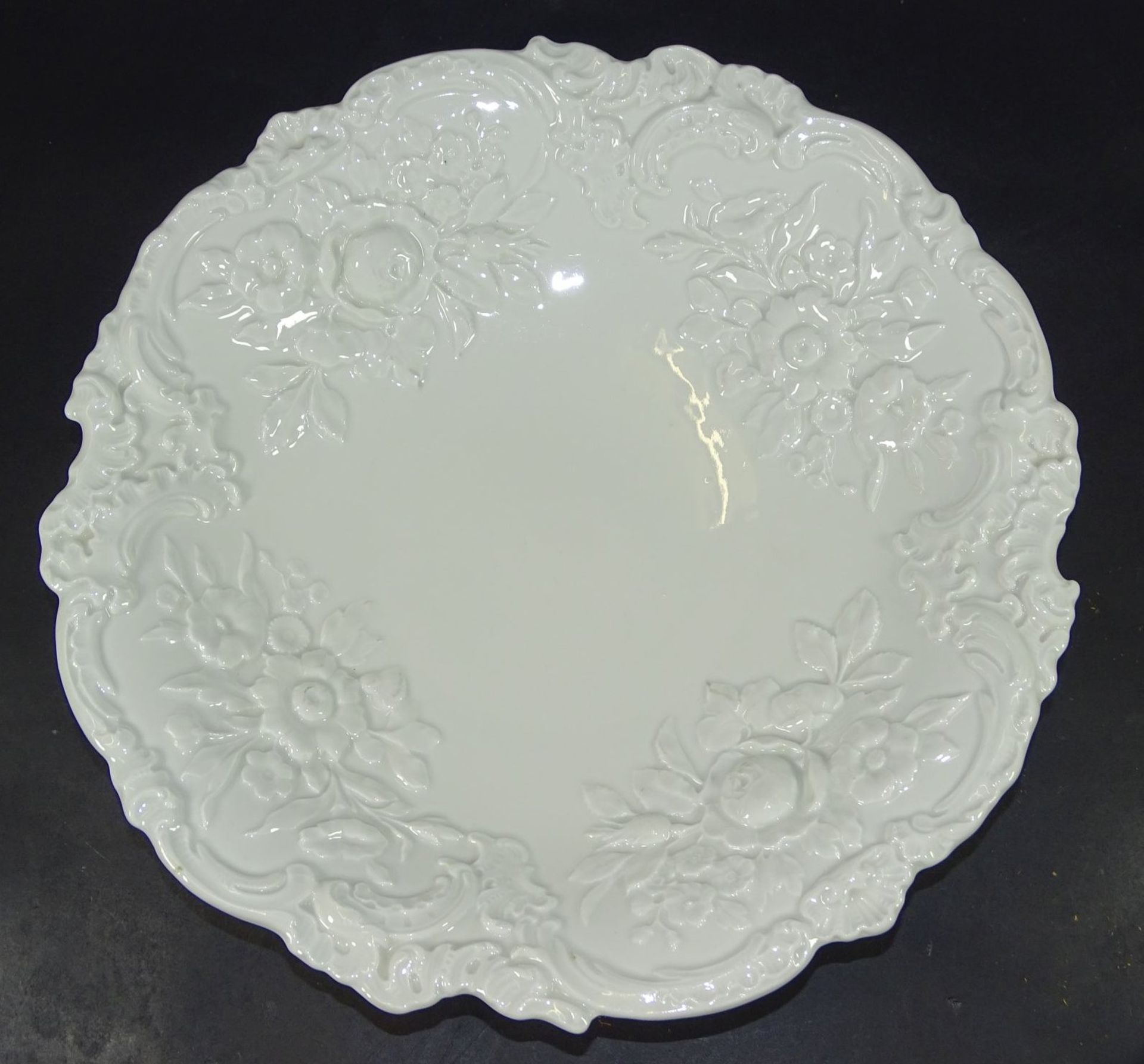 gr. weisse Relief-Schale "Meissen", H-6 cm, D-31 cm, Schwerter durchschliffen- - -22.61 % buyer's