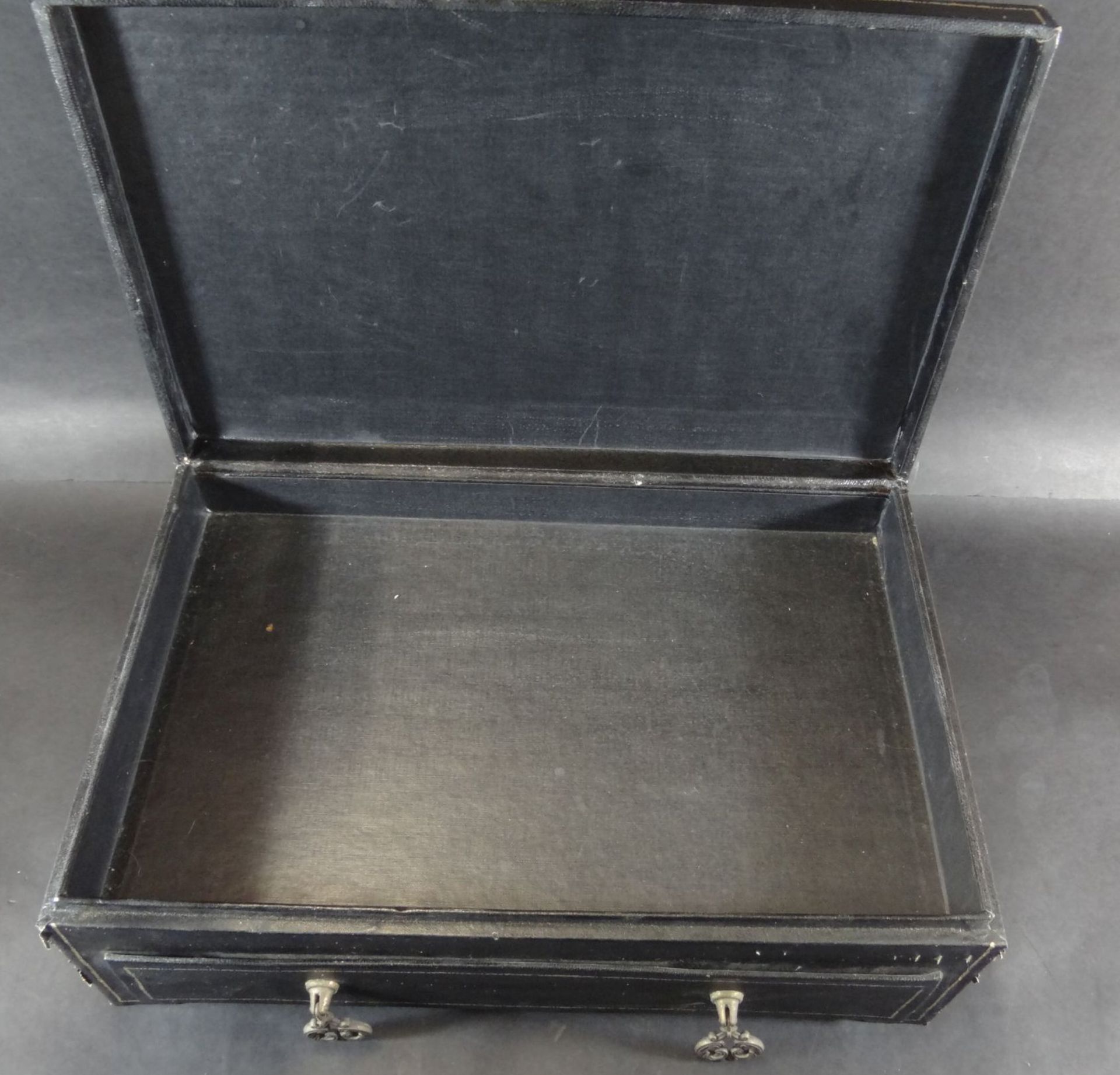 gr. Pappmachee-Kasten mit Schublade, seitl. Griffe, Alters-u. Gebrauchsspuren, H-17 cm, 40x25 - Bild 3 aus 5