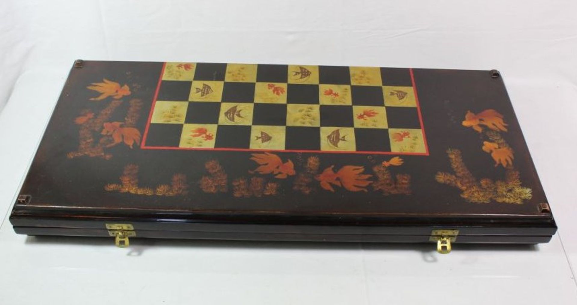 gr. Schach/Backgammon, China, Lackarbeit, Hornfiguren, einige Steinealtriss, Brett ca. 56 x 63cm.- -