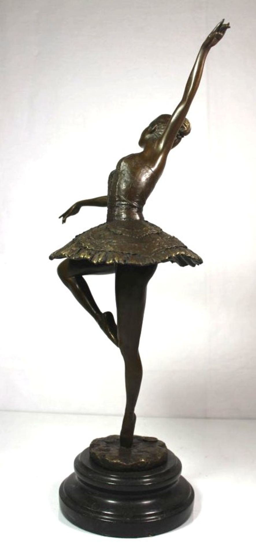 Bronze-Ballerine, patiniert, signiert "Milo", Gießmarke, Marmorsockel, H-46cm B-ca.26cm.- - -22.61 % - Bild 2 aus 7