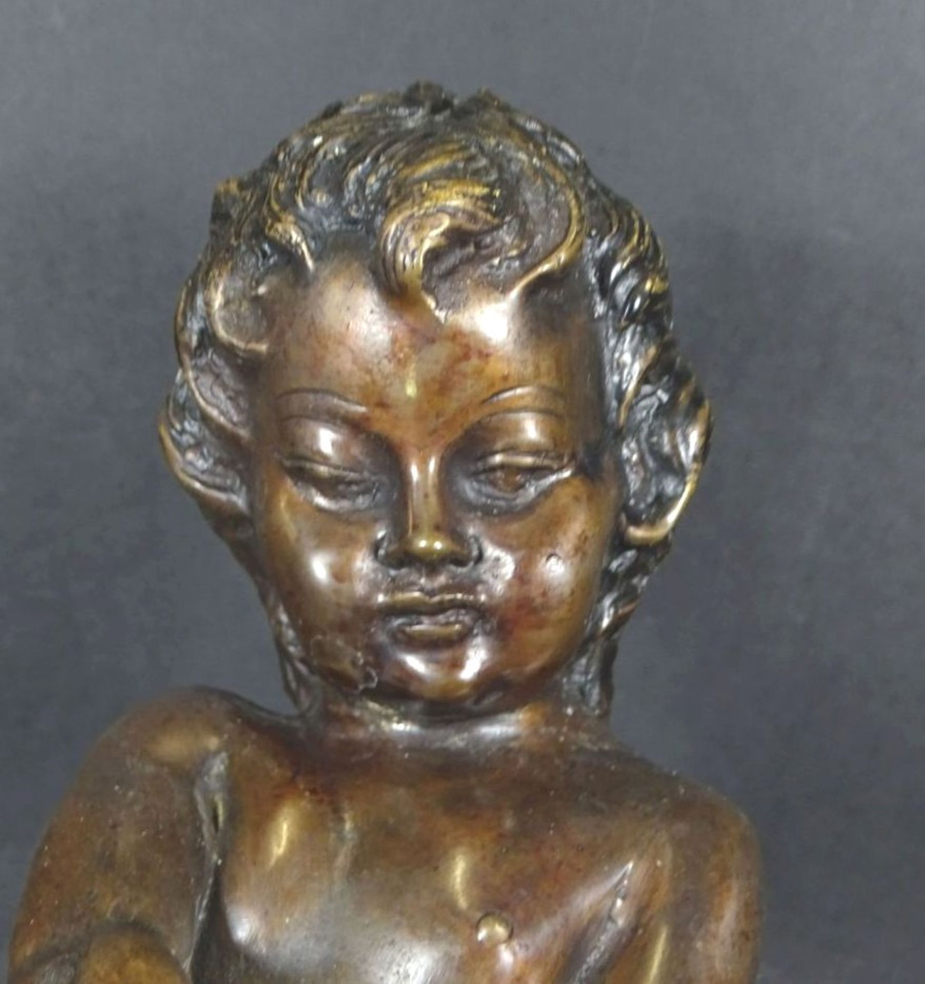 CP-JP, MD202 "sitzendes Mädchen", Bronze, auf Marmorplatte, H-32 cm, 17x15 cm, 3,5 k- - -22.61 % - Bild 7 aus 8