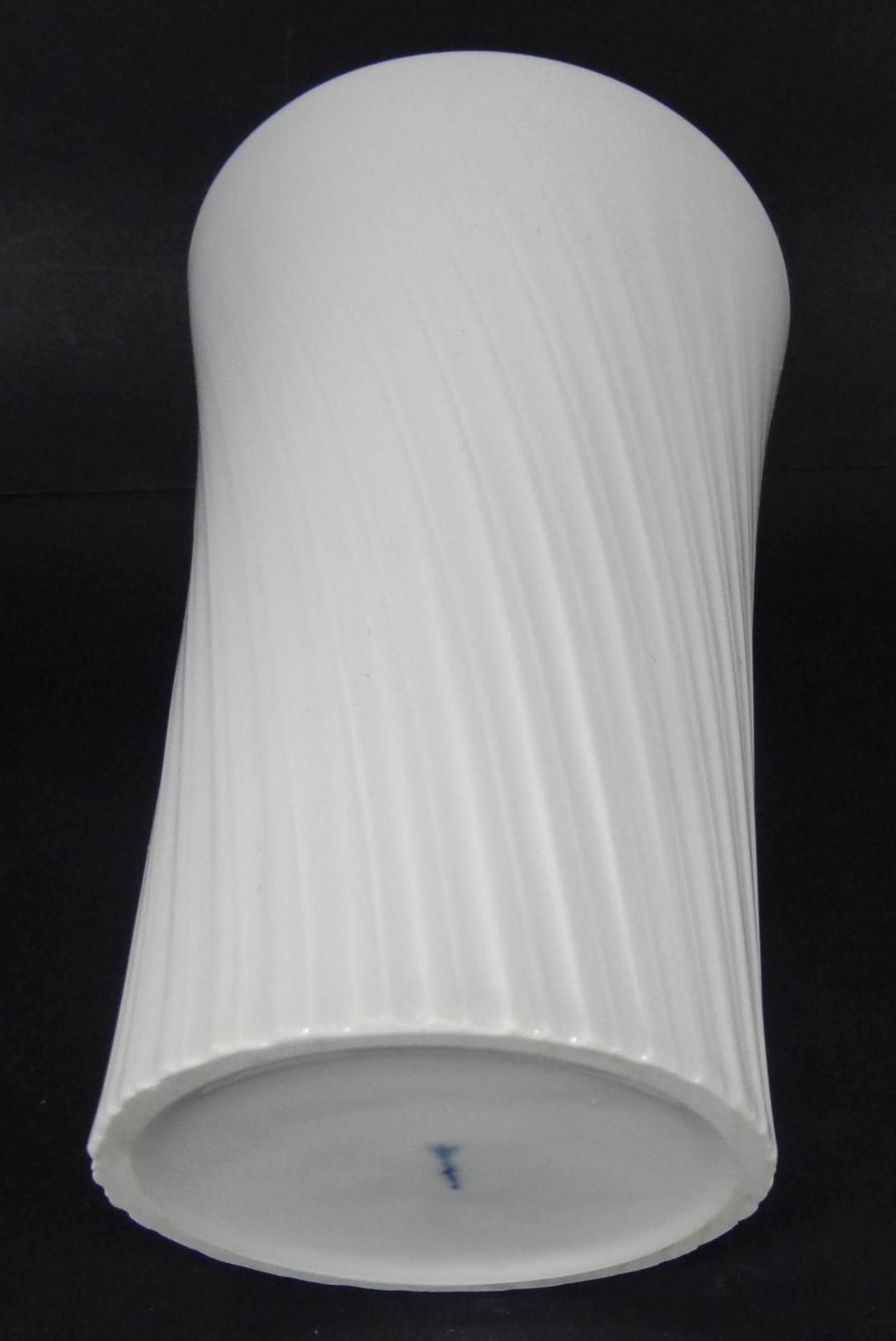 Vase "KPM" Berlin, Weissporzellan, H-15,5 cm- - -22.61 % buyer's premium on the hammer priceVAT - Bild 3 aus 4