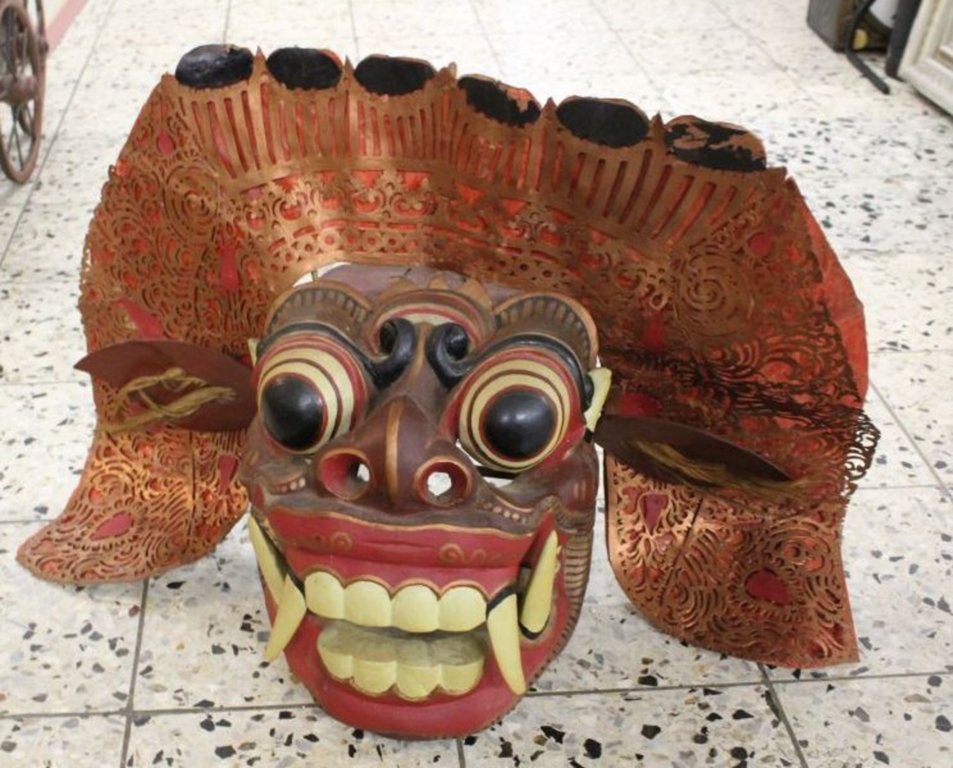 gr. Maske, Bali, Holz farbig gefasst, 57 x 37cm.- - -22.61 % buyer's premium on the hammer