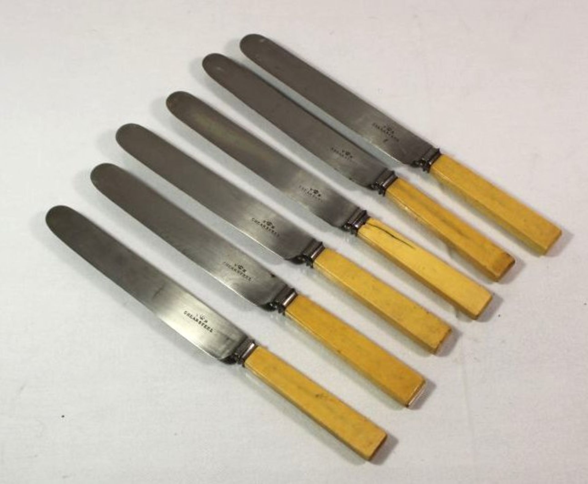 6x Messer mit Beingriffen, 19. Jhdt., gemarkt, Alters-u. Gebrauchsspuren, ca. L-25cm.- - -22.61 %