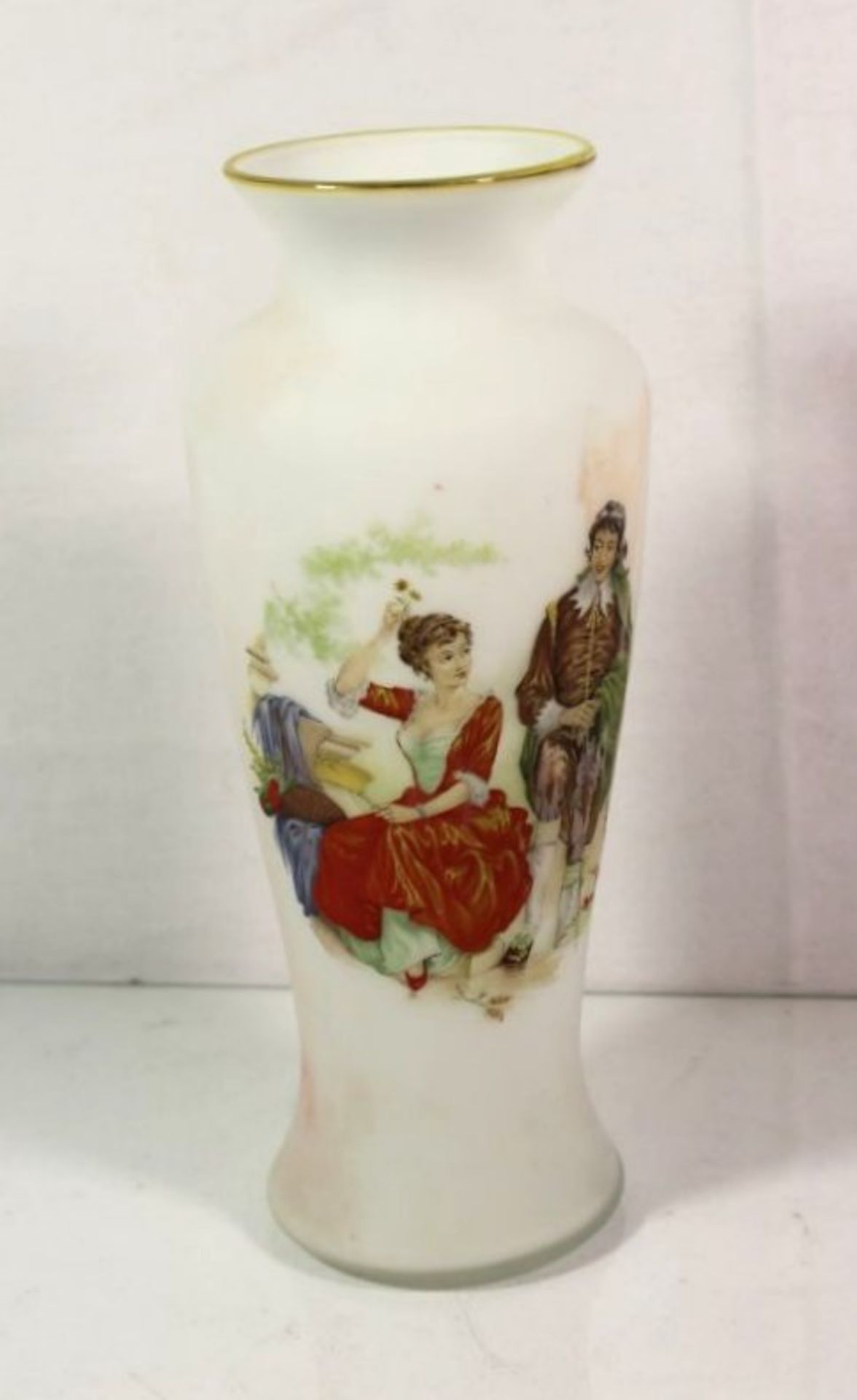 hohe Milchglas-Vase, galantes Paar, H-25cm.- - -22.61 % buyer's premium on the hammer priceVAT