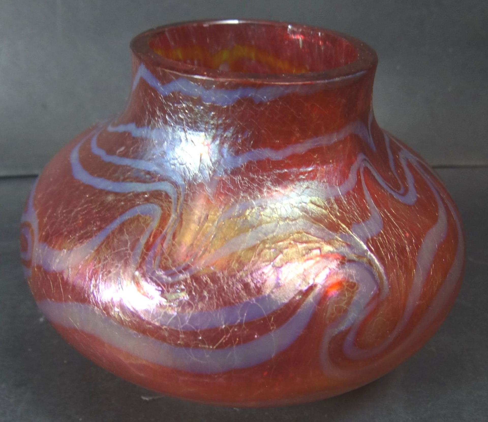 kl. Vase, wohl Loetz, rot, H-8 cm, D-12 cm- - -22.61 % buyer's premium on the hammer priceVAT margin - Bild 2 aus 4