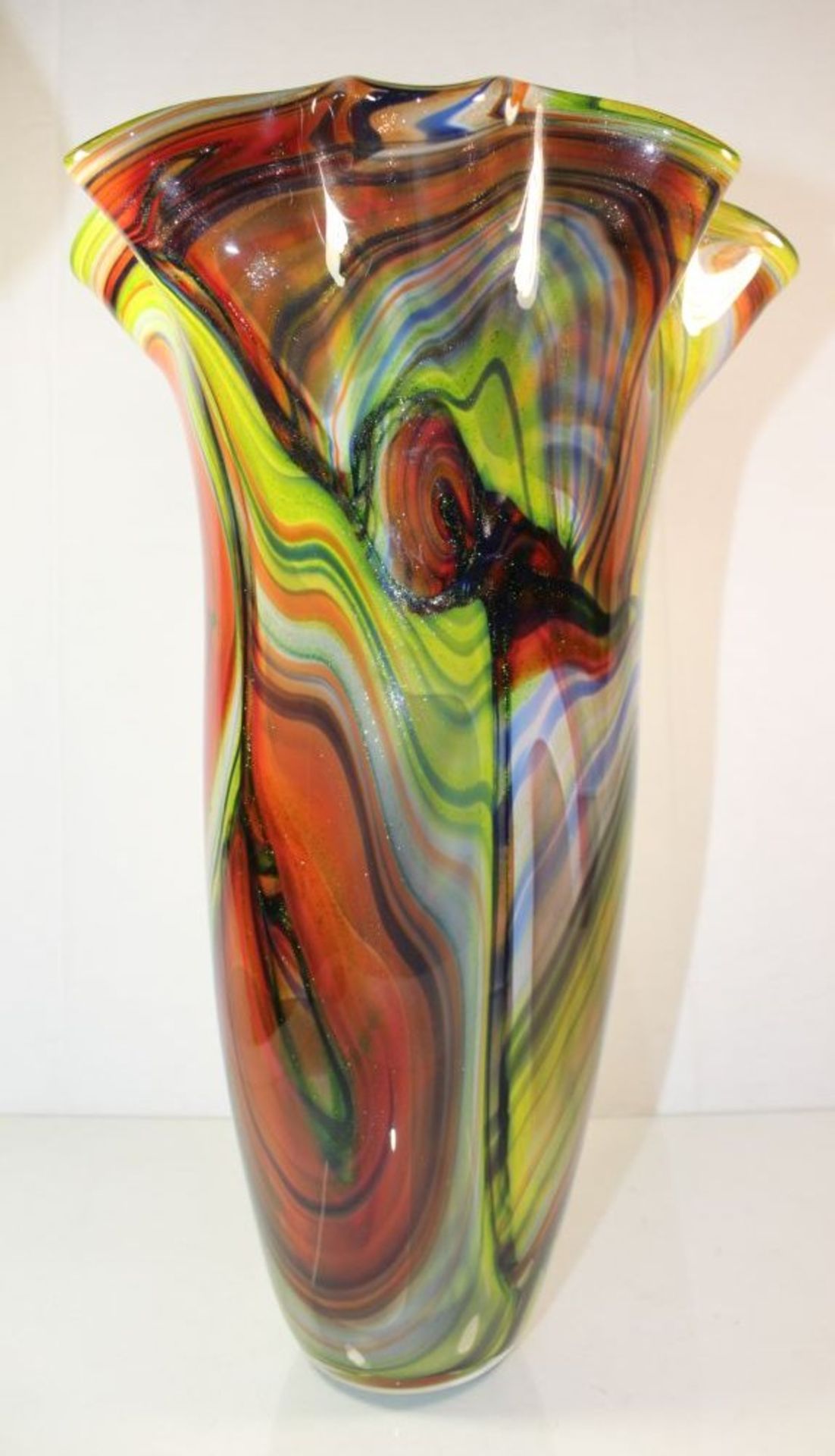 hohe Kunstglas-Vase, farbige Einschmelzungen, H-45cm.- - -22.61 % buyer's premium on the hammer - Bild 4 aus 7