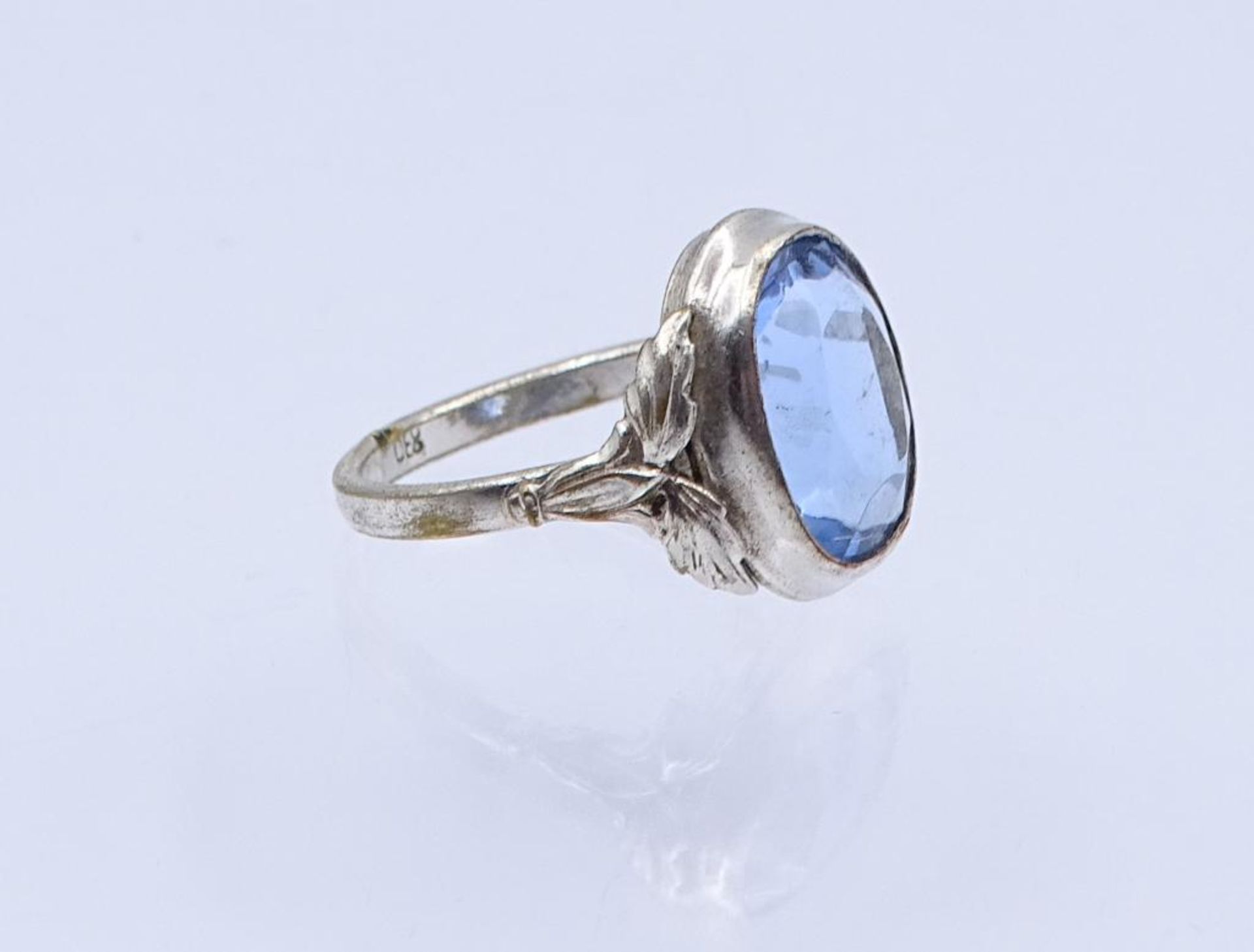 830er Silber Ring mit einen hellblauen facettierten Stein, 3,2gr., RG 53- - -22.61 % buyer's premium - Bild 2 aus 3