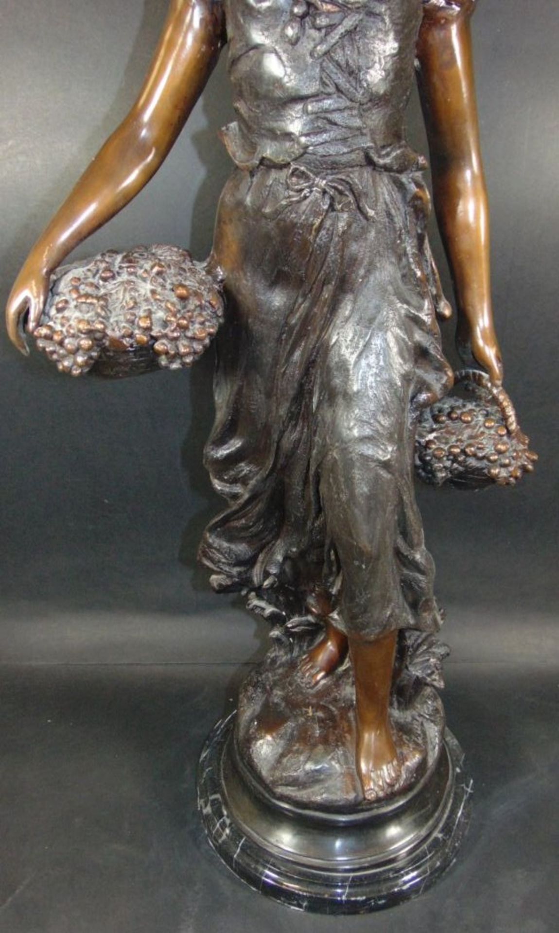 hohe Bronze, unleserl. signiert, Mädchen mit Traubenkörben,Marmorsockel, H-74 cm, 15,9- - -22.61 % - Bild 3 aus 9