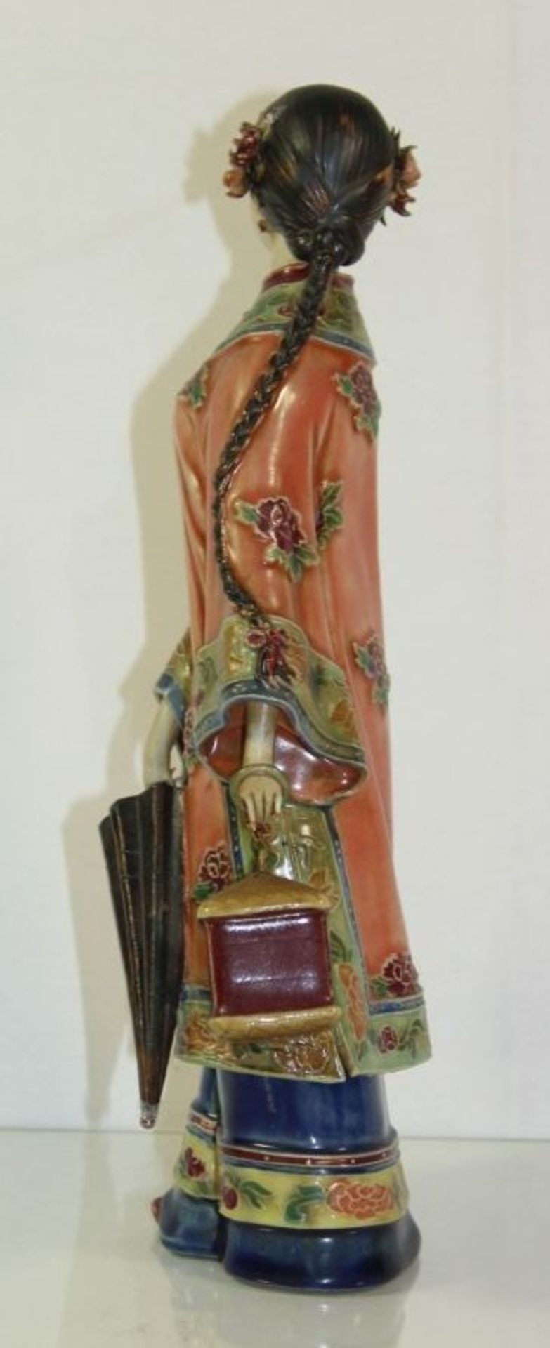 Figur, chinesische Dame mit Schirm und Korb, gemarkt, an den Ohren min. bestossen, H-30cm.- - -22.61 - Bild 3 aus 6