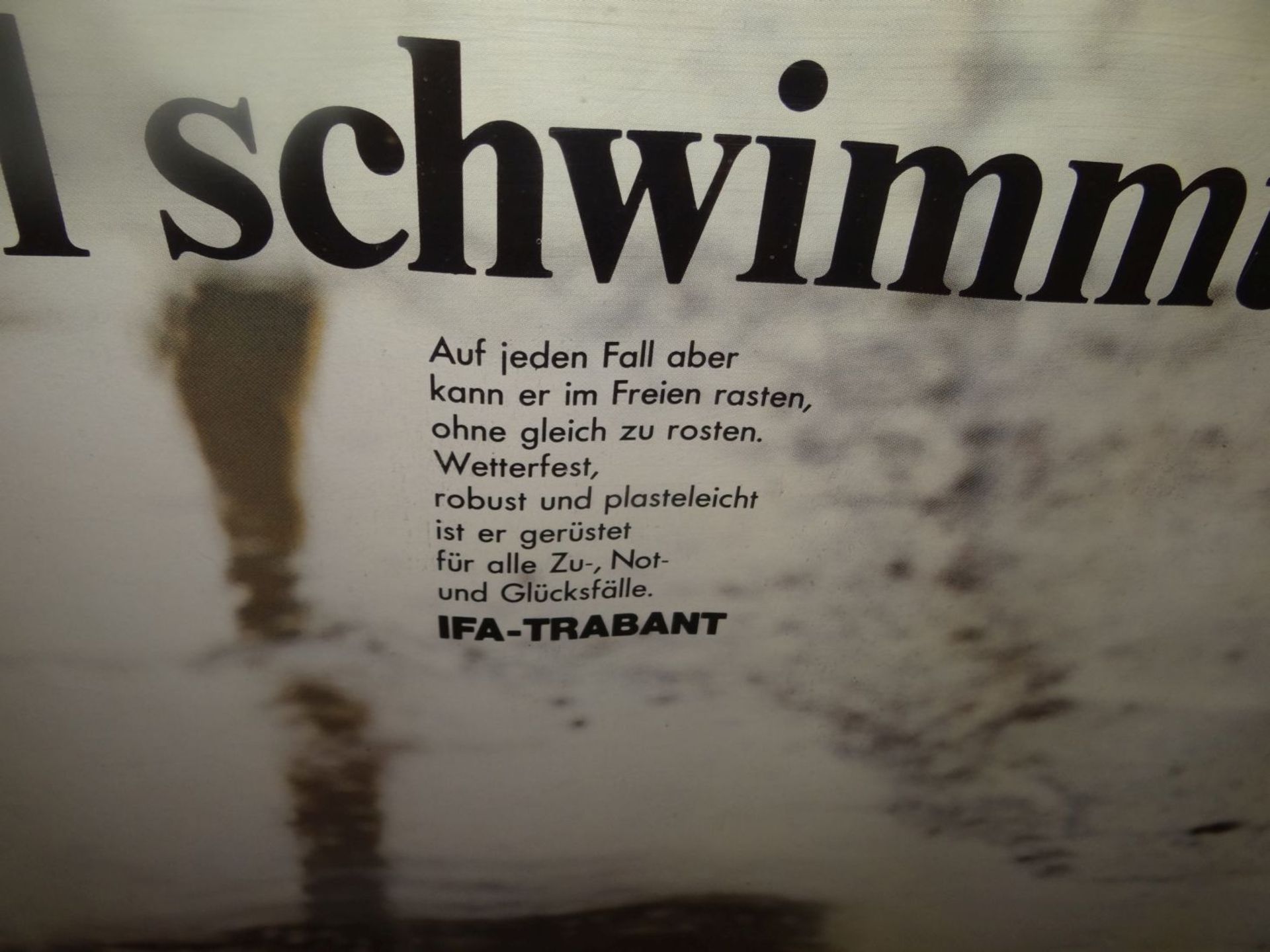 grosses IFA Werbeposter für Trabant "Im Notfall schwimmt er auch", orig. DDR, leichte Läsuren an den - Bild 3 aus 3