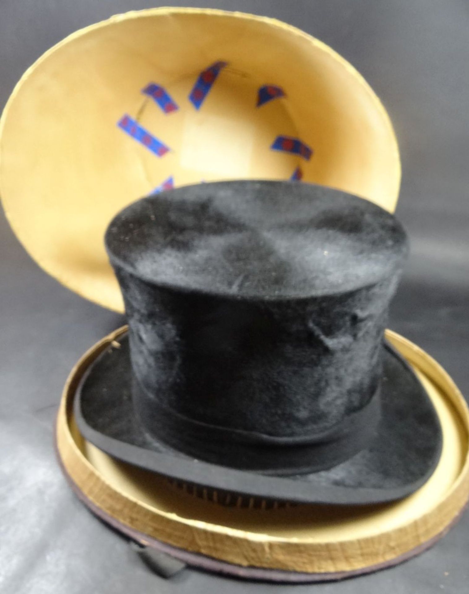 Zylinder in alter Hutschachtel, diese beschädigt, Hut sehr guter Zustan- - -22.61 % buyer's