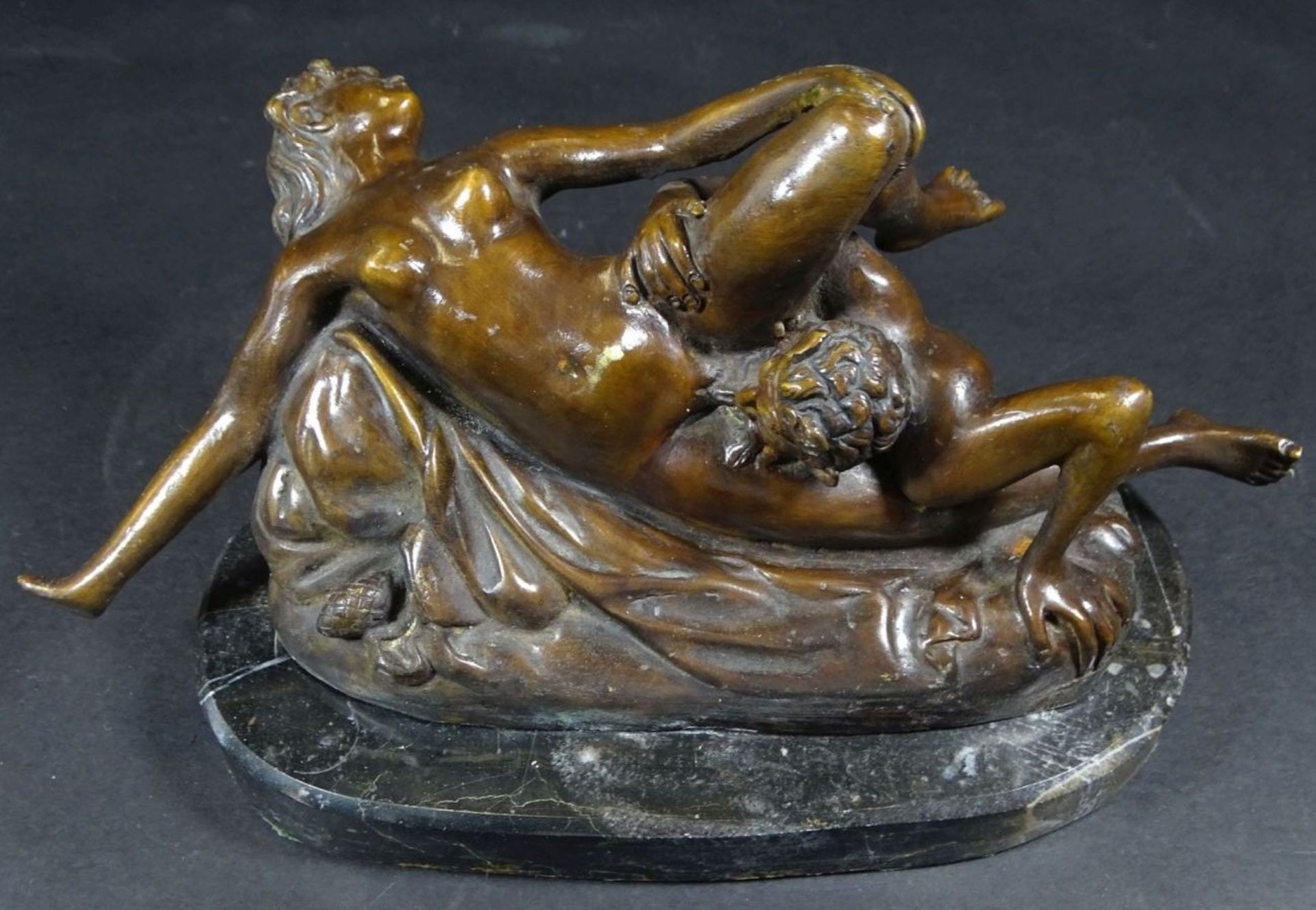 Bruno ZACH (1891-1935) "Erotika mit Faun" Bronze auf Marmorsockel, H-13 cm, B-22 cm, T-9 cm, 2 kg- -