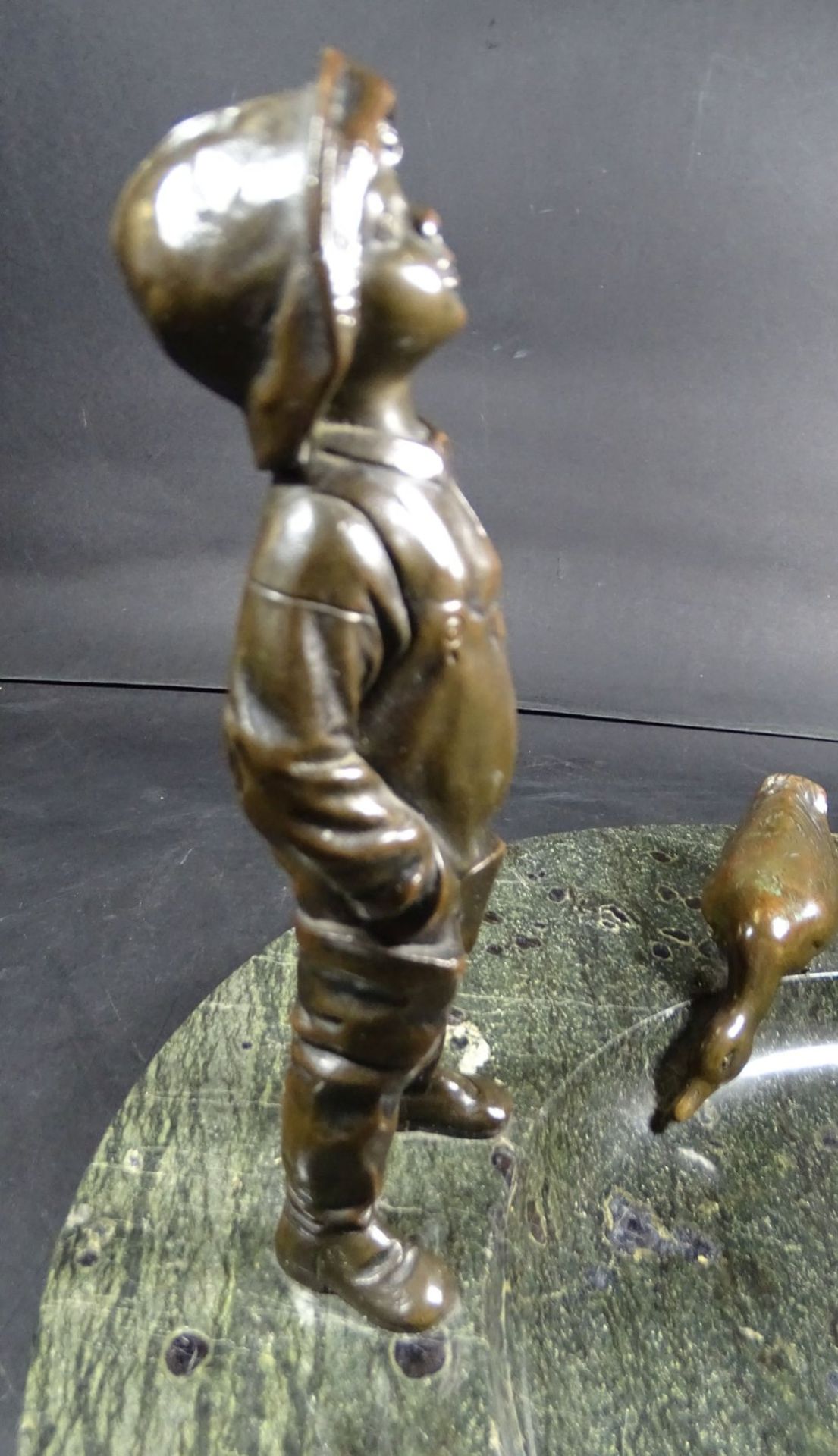 Ablageschale aus Serpentin mit Bronze Lausbub und Ente, D-30 cm, H-20 cm- - -22.61 % buyer's premium - Bild 4 aus 6