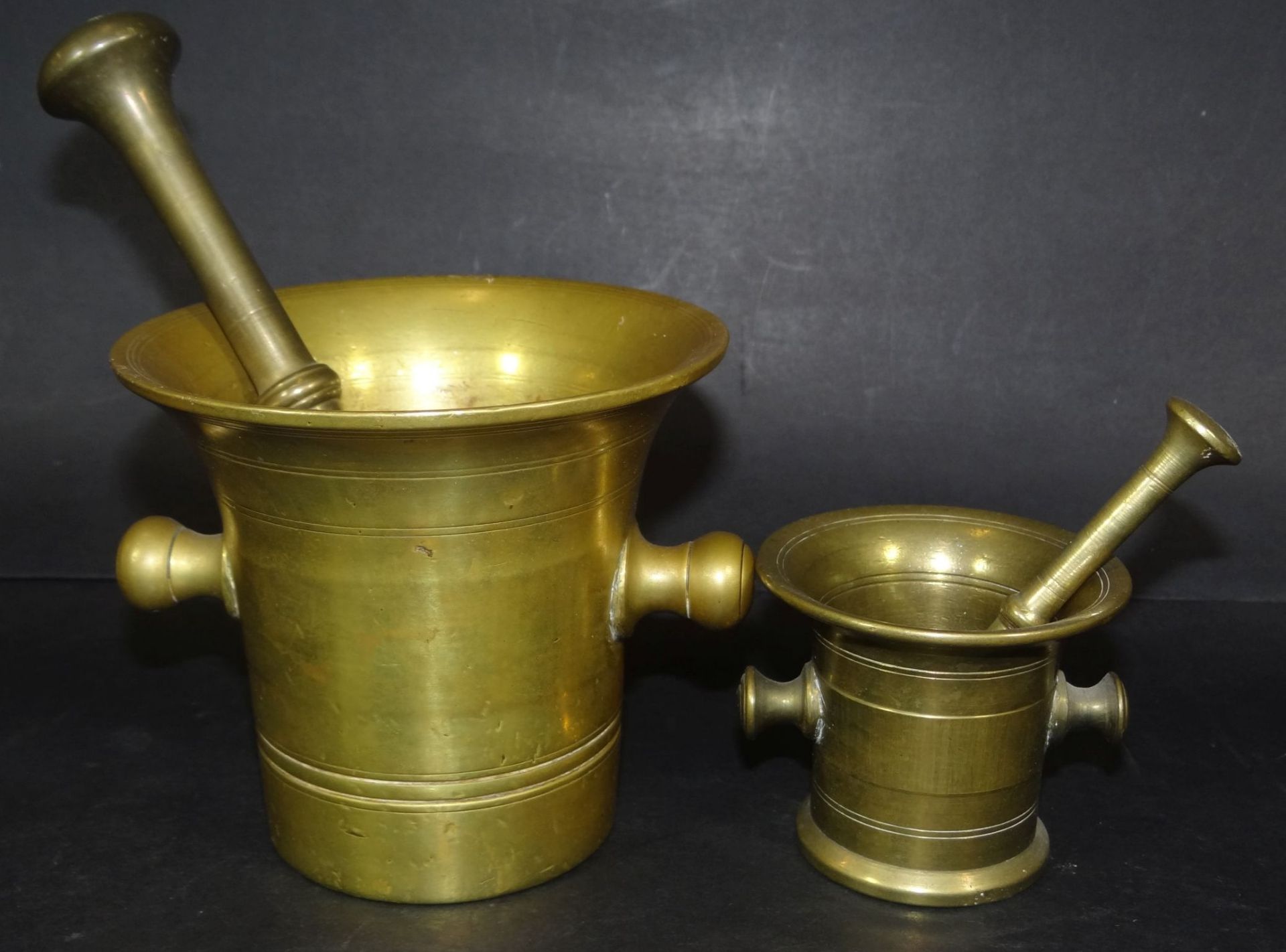 2 Bronze Mörser, H-9,5 und 5,5 cm, mit Pstel- - -22.61 % buyer's premium on the hammer priceVAT