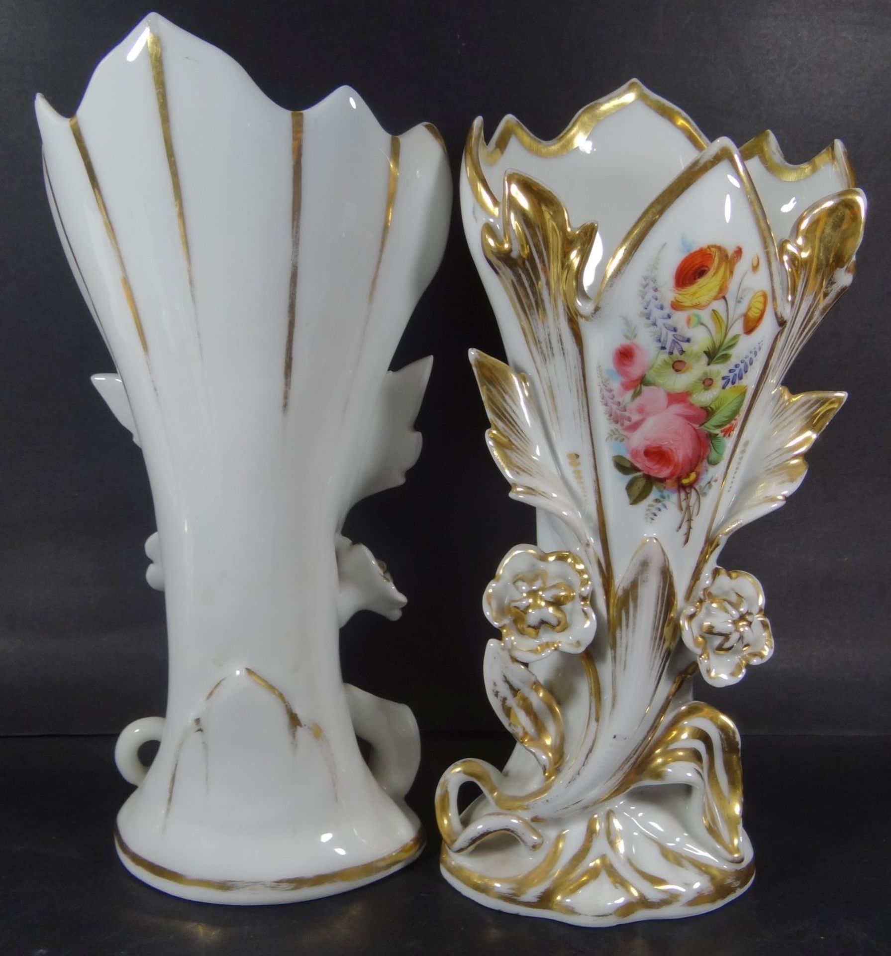 Paar hohe Biedermeier-Vasen um 1850, Blumenmalerei mit Goldstaffage, diese etwas berieben, ansonsten - Bild 5 aus 6