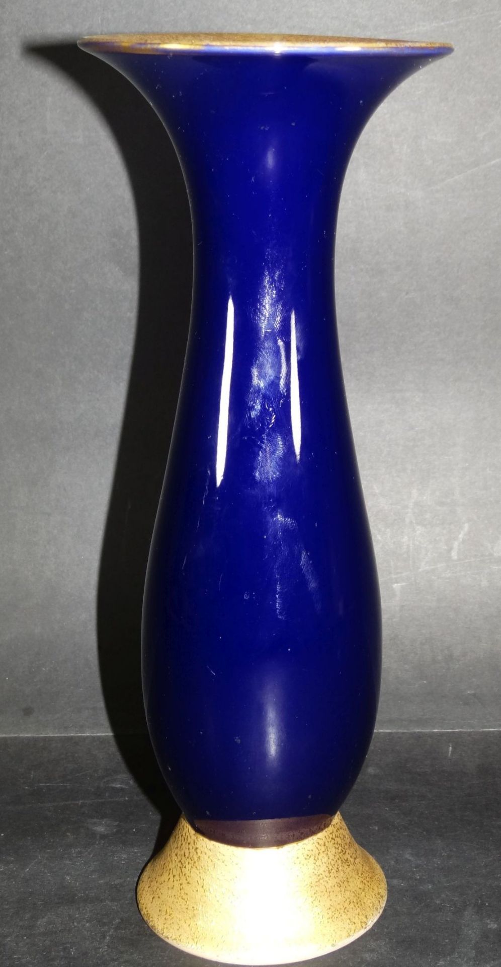 schlanke Vase "Ilmenau-Graf von Henneberg" kobalt mit Golddekor, H-24 cm- - -22.61 % buyer's premium - Bild 4 aus 5