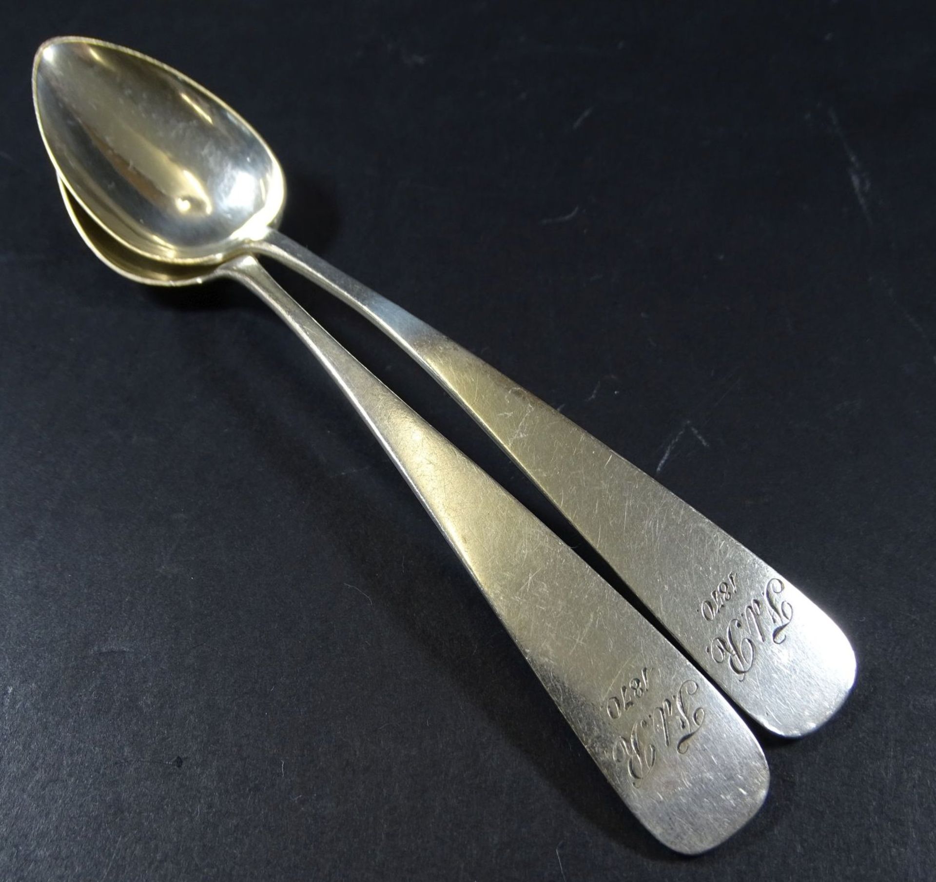 2 gr. Kaffeelöffel, lötiges Silber, Hamburger Stadtpunze und dat. 1870, L-15 cm, 30 g- - -22.61 %