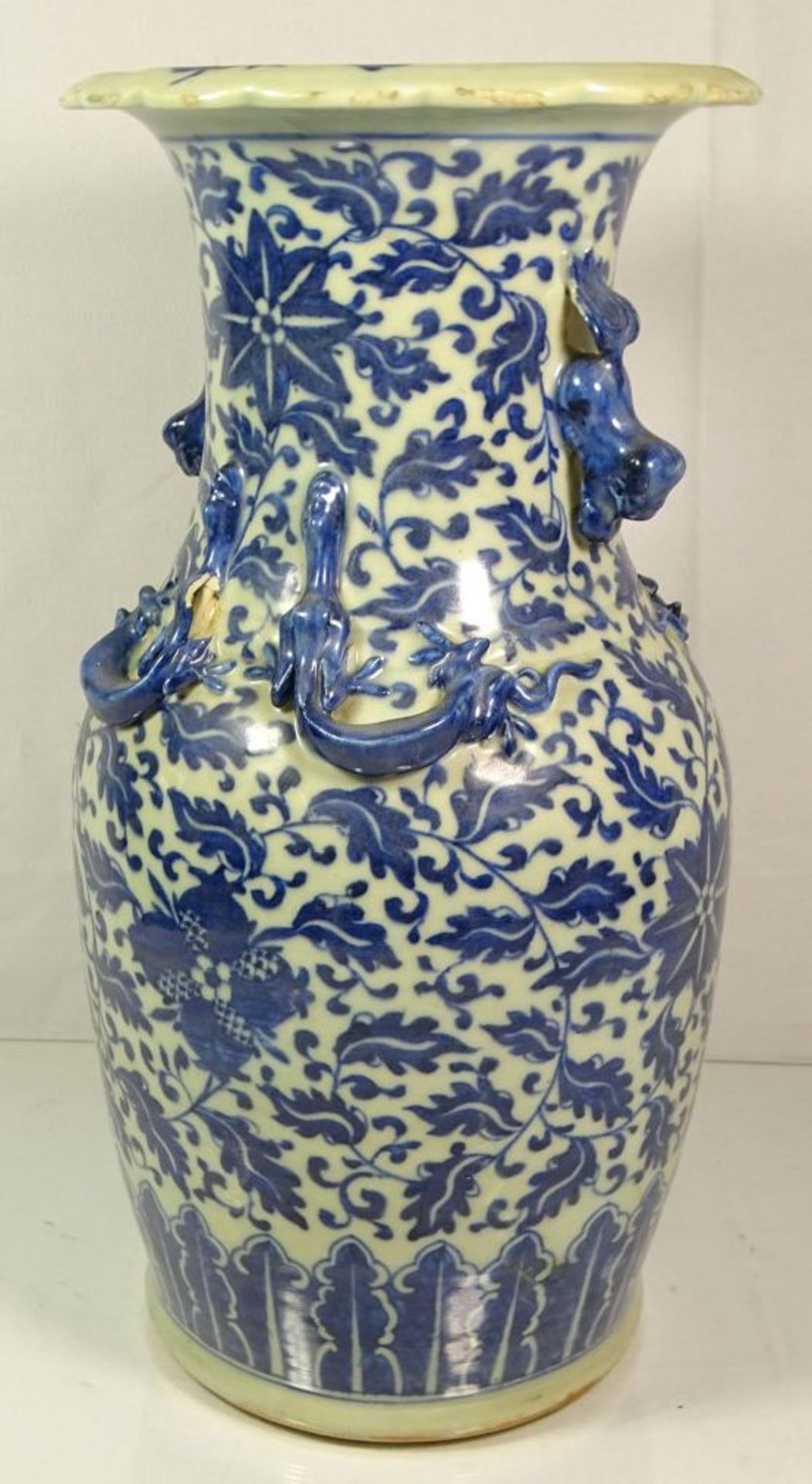 hohe Vase, wohl China, Löwen als Handhaben, sowie plast. Echsen, blaues Dekor, 1x Echse bestossen - Image 4 of 8